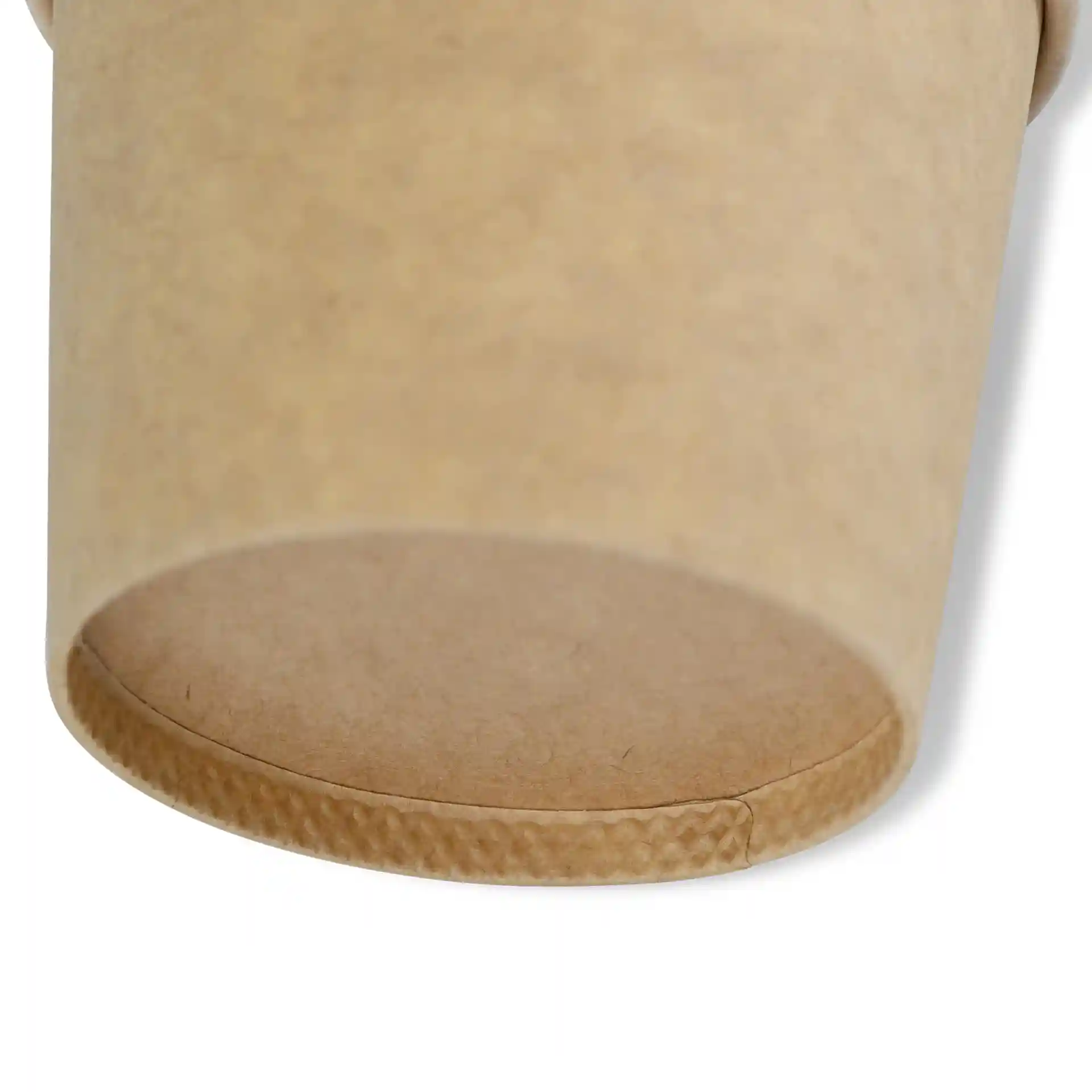 Cup in carta marrone con un diametro di 62 mm e rivestimento ecologico, mostra il fondo e il lato.