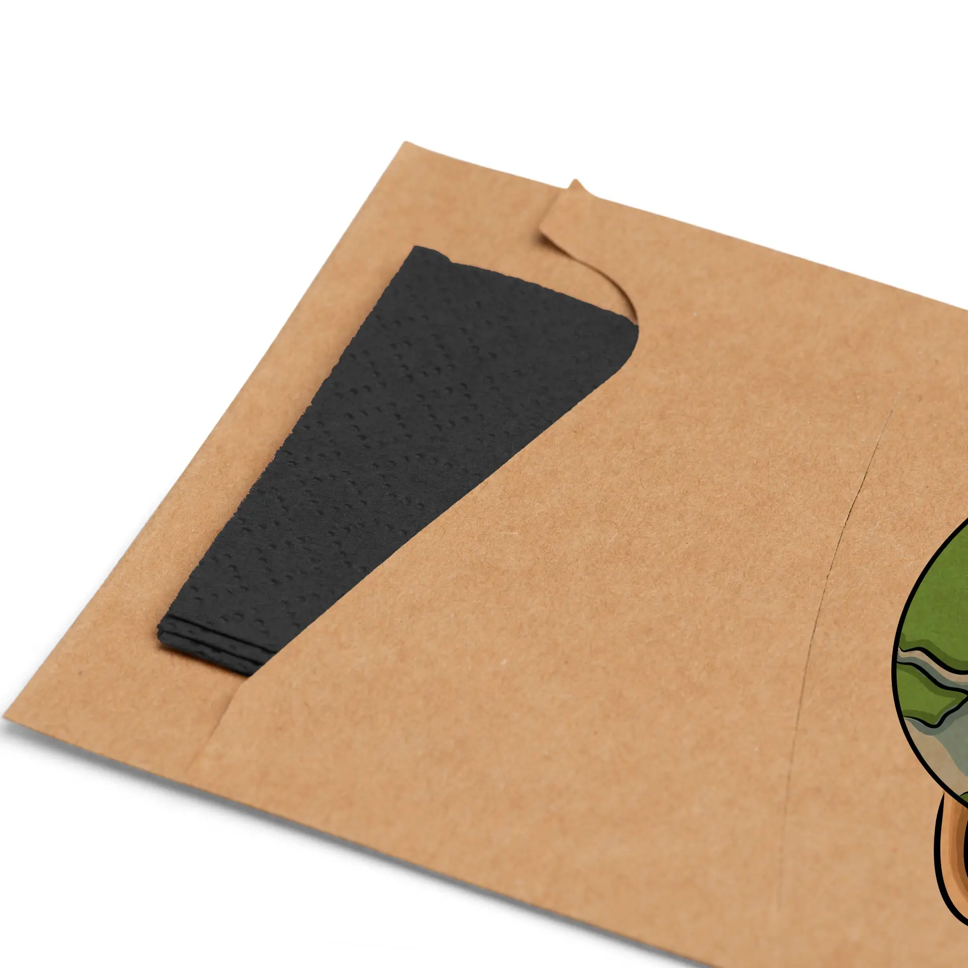 Brauner Kraftbesteckumschlag mit integriertem schwarzen Bestecktuch und sichtbarem Eckfalz.
