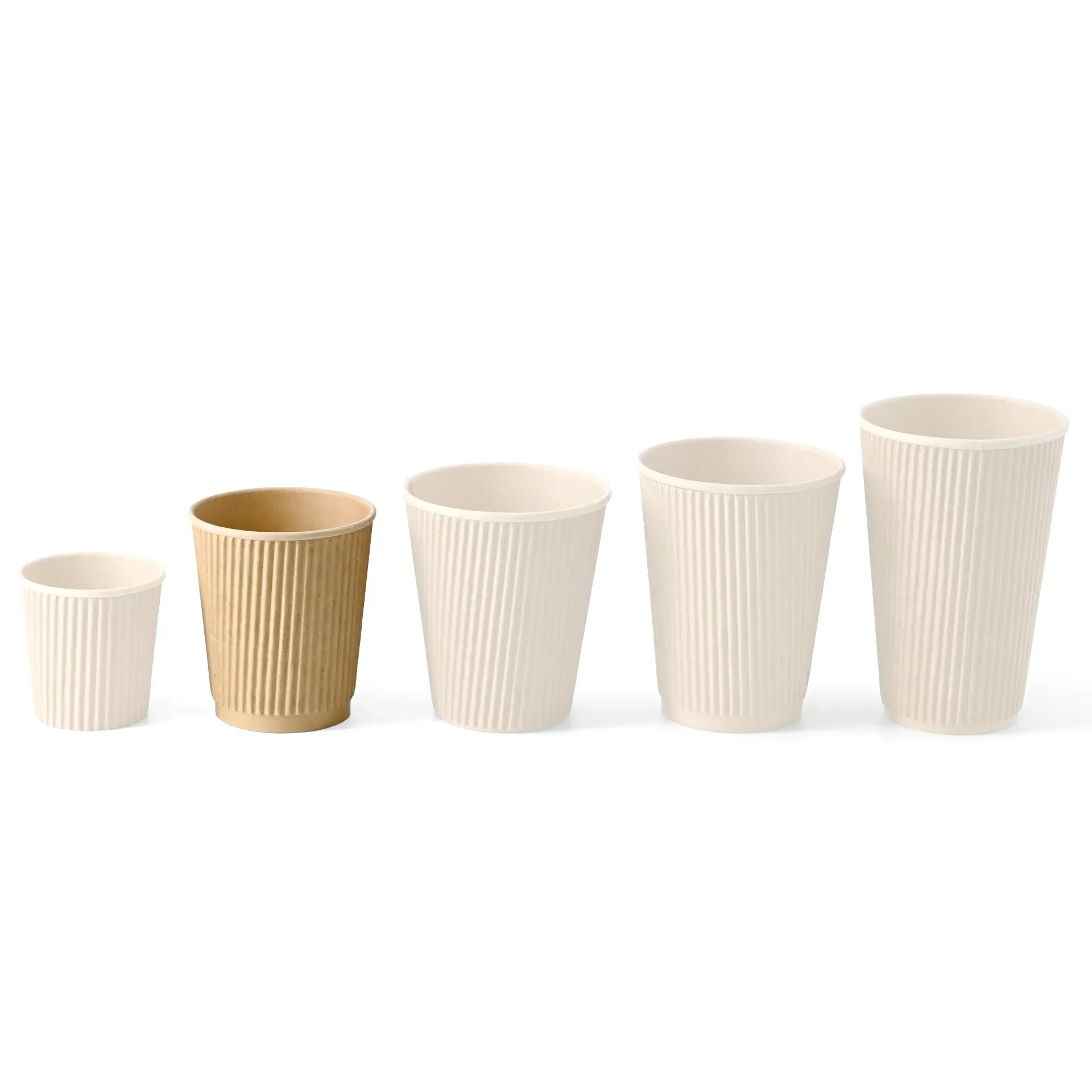 Cinque tazze di caffè isolate in diverse dimensioni, inclusa una modello rigato marrone, adatte per bevande calde da asporto.