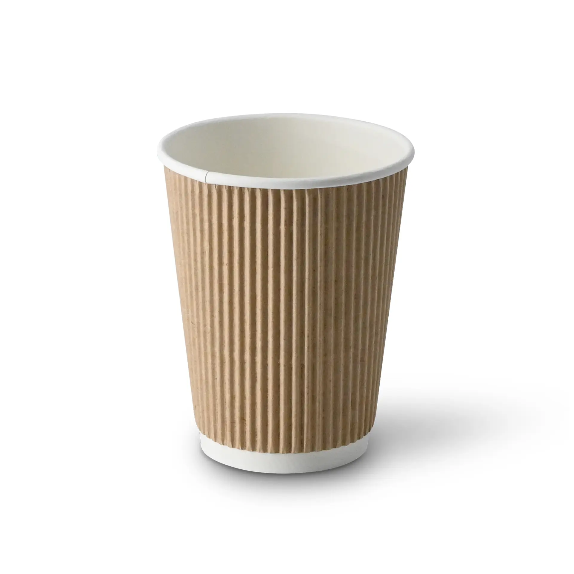 Une tasse à café isolée marron avec un design ondulé et un revêtement intérieur blanc, adaptée aux boissons chaudes.