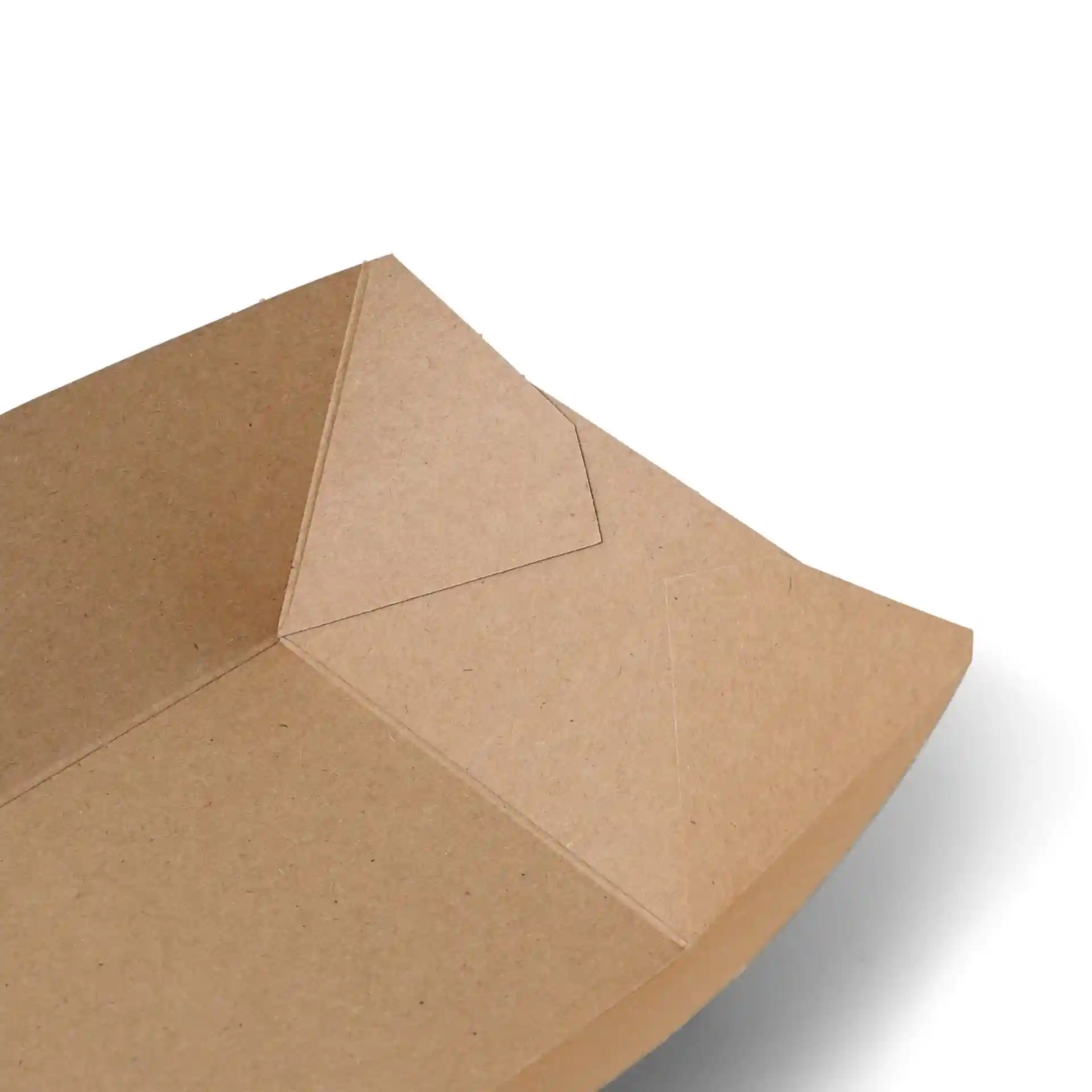 Primo piano di un vassoio alimentare in cartone marrone di forma rettangolare con bordi piegati visibili.