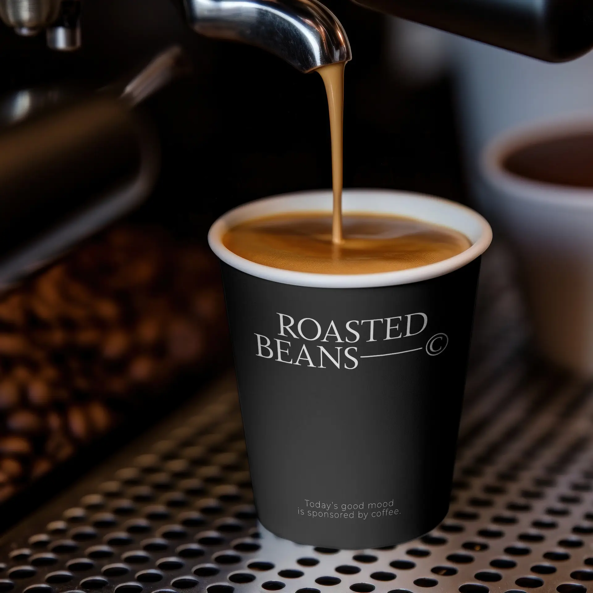 Café versé dans un gobelet en papier noir personnalisable avec le texte « ROASTED BEANS » près du haut.