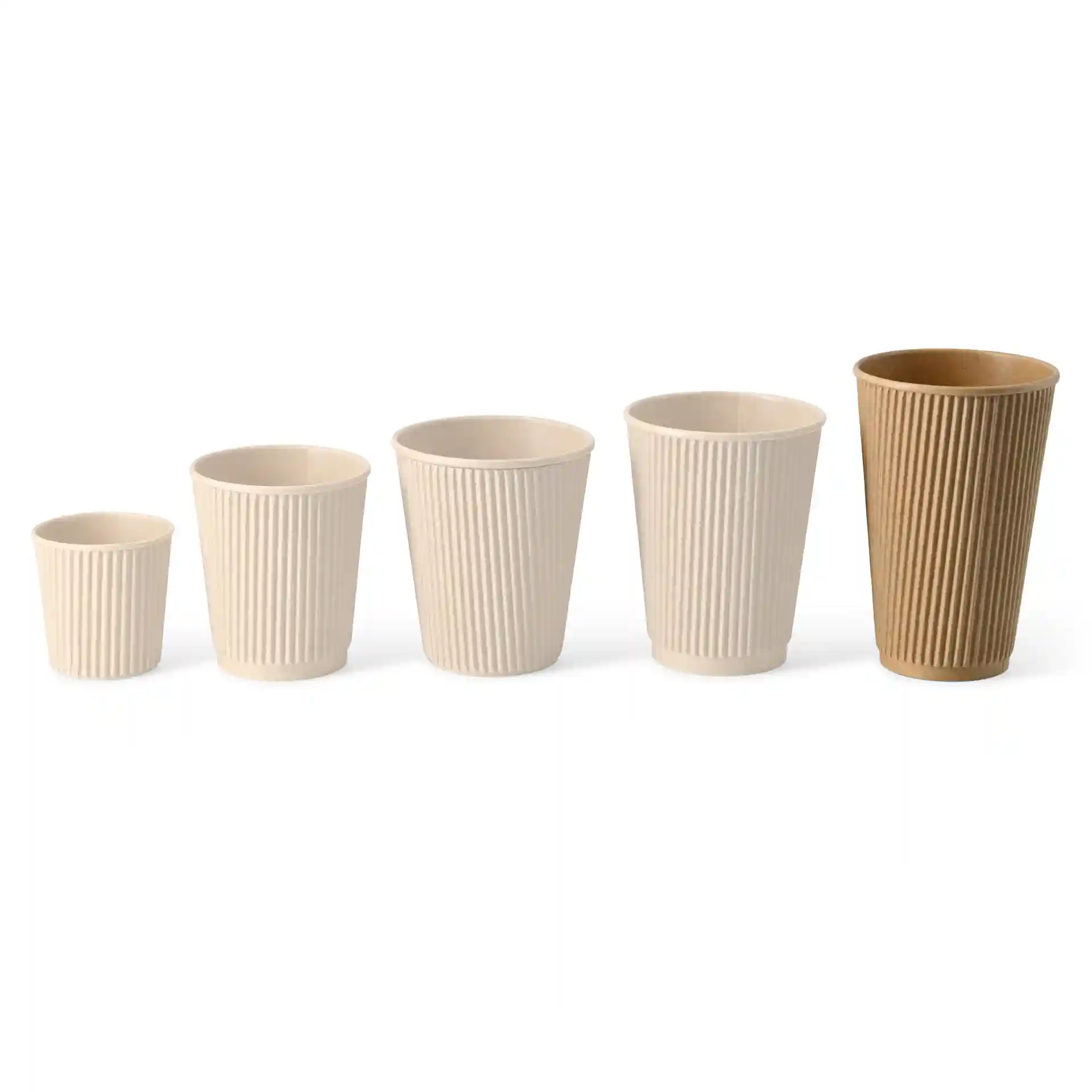 Image de cinq gobelets nervurés de tailles variées, y compris un gobelet en kraft, disposés du plus petit au plus grand.