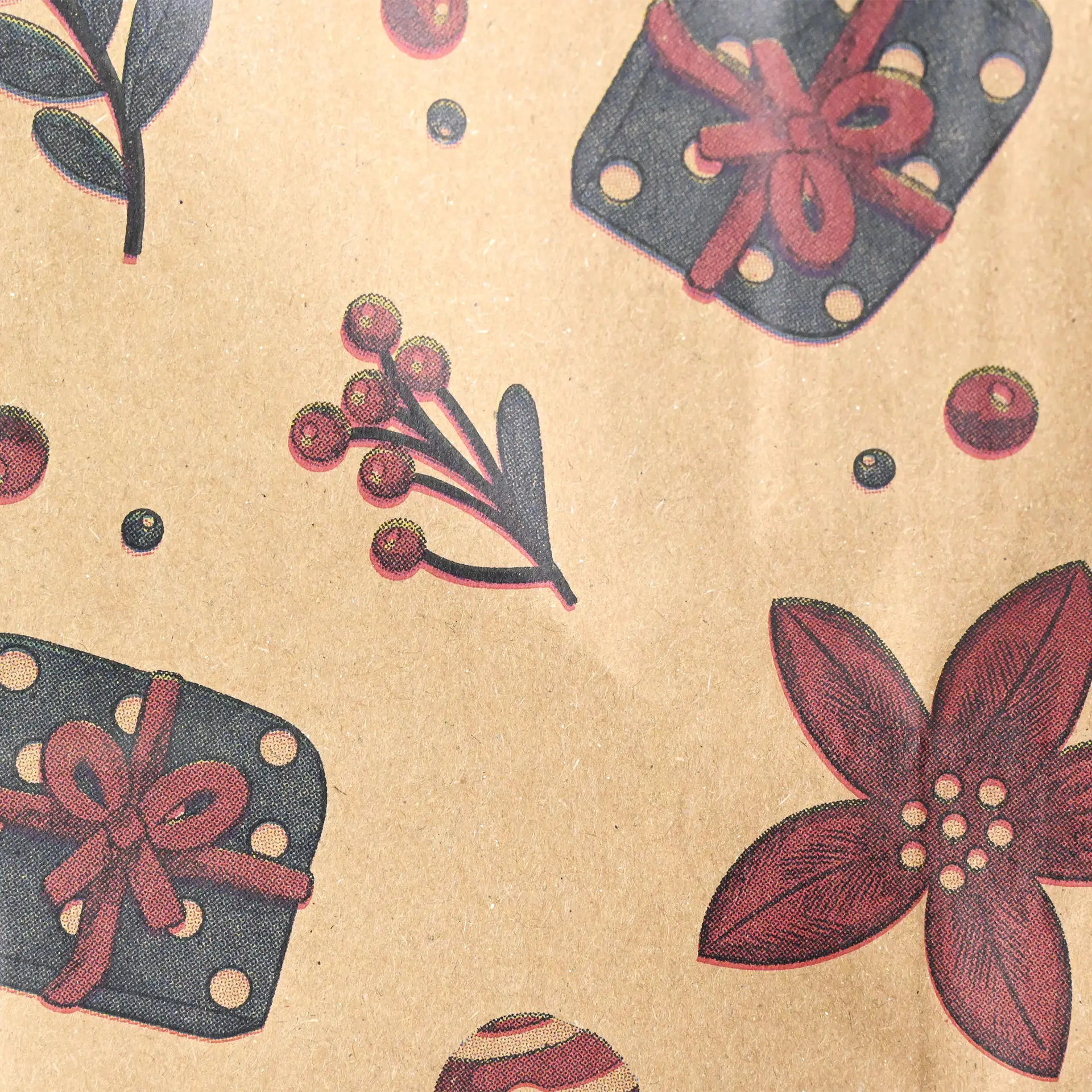 Musterpapier in Braun mit roten Blumen, Geschenkboxen mit Schleifen und Beeren auf strukturiertem Hintergrund.