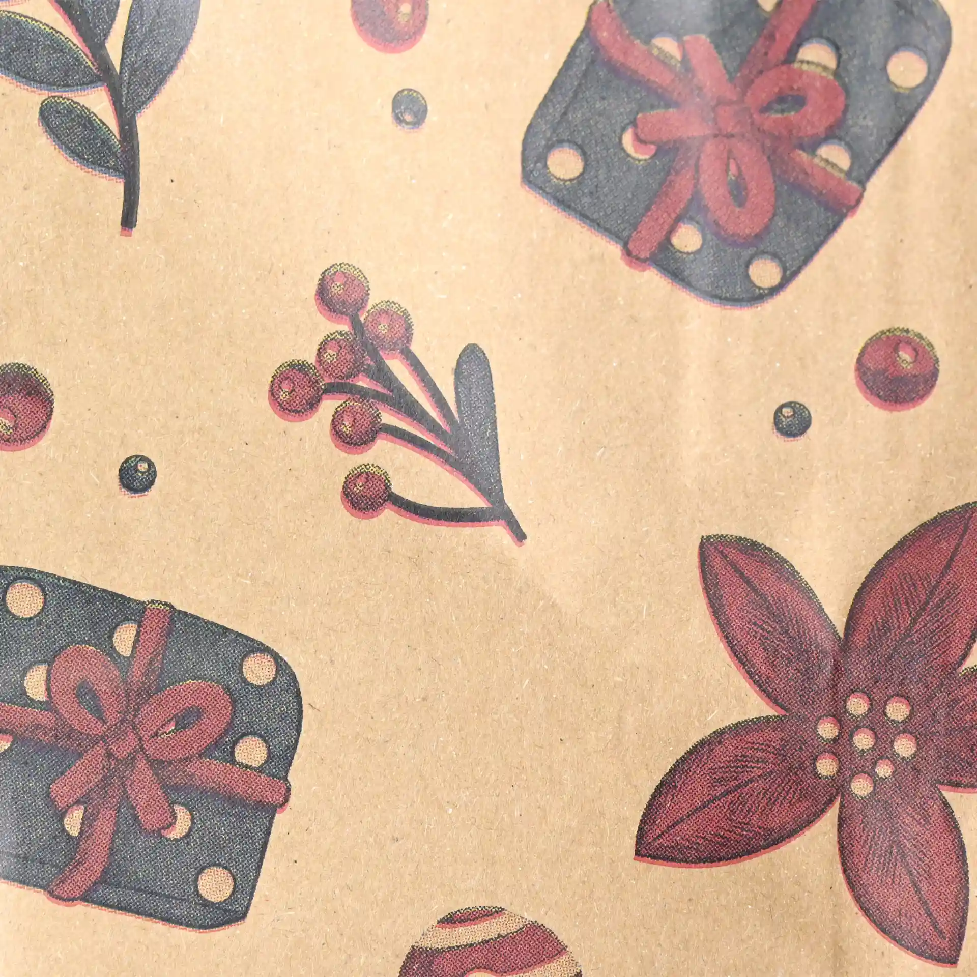 Busta di carta marrone con design invernale che presenta regali, bacche e fiori su uno sfondo testurizzato.