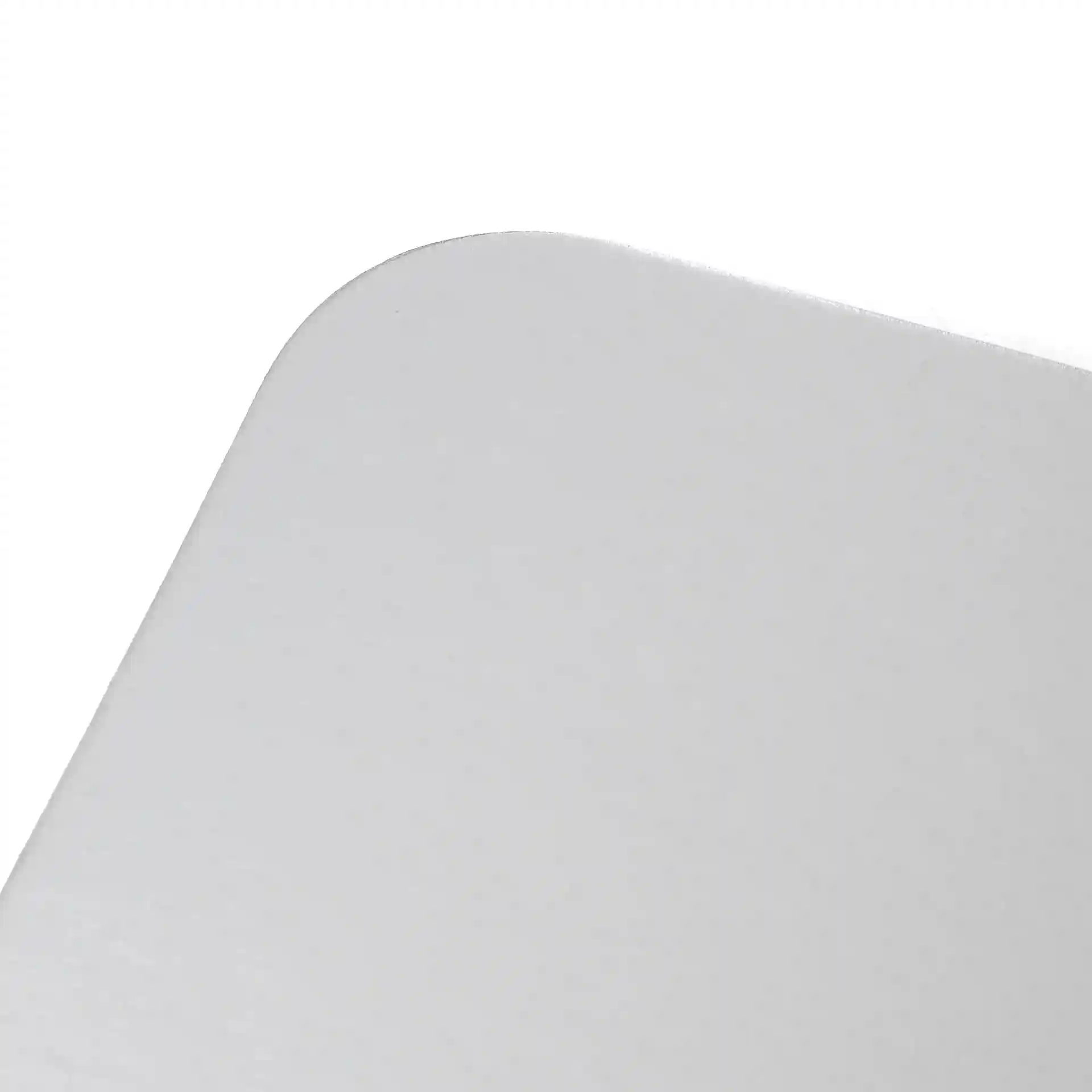 Nahaufnahme einer abgerundeten Ecke eines grauen Aluminiumkartondeckels für einen 650 ml Behälter.