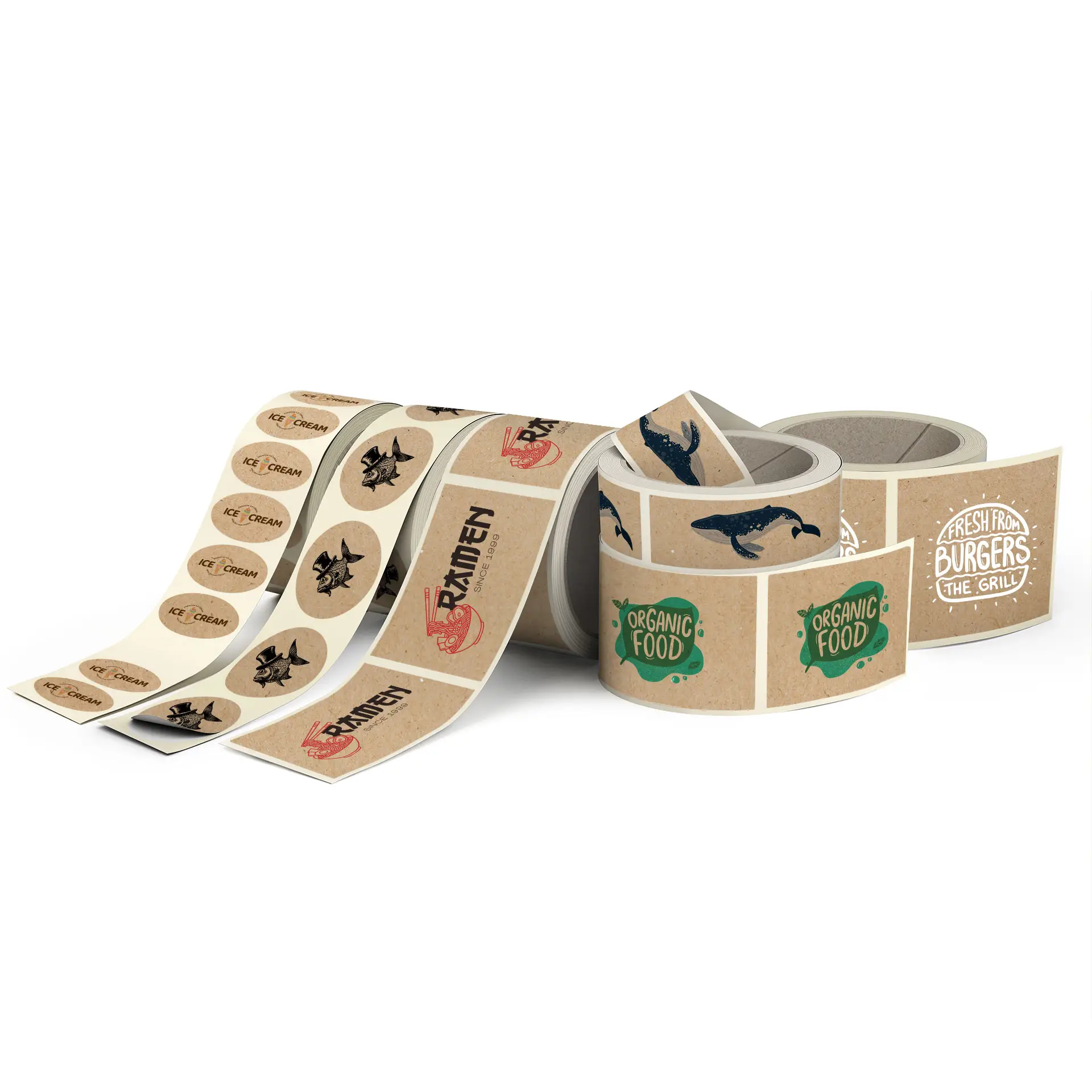 Rotoli di etichette personalizzate stampate in vari design su carta marrone opaca, compresi motivi alimentari e di branding.