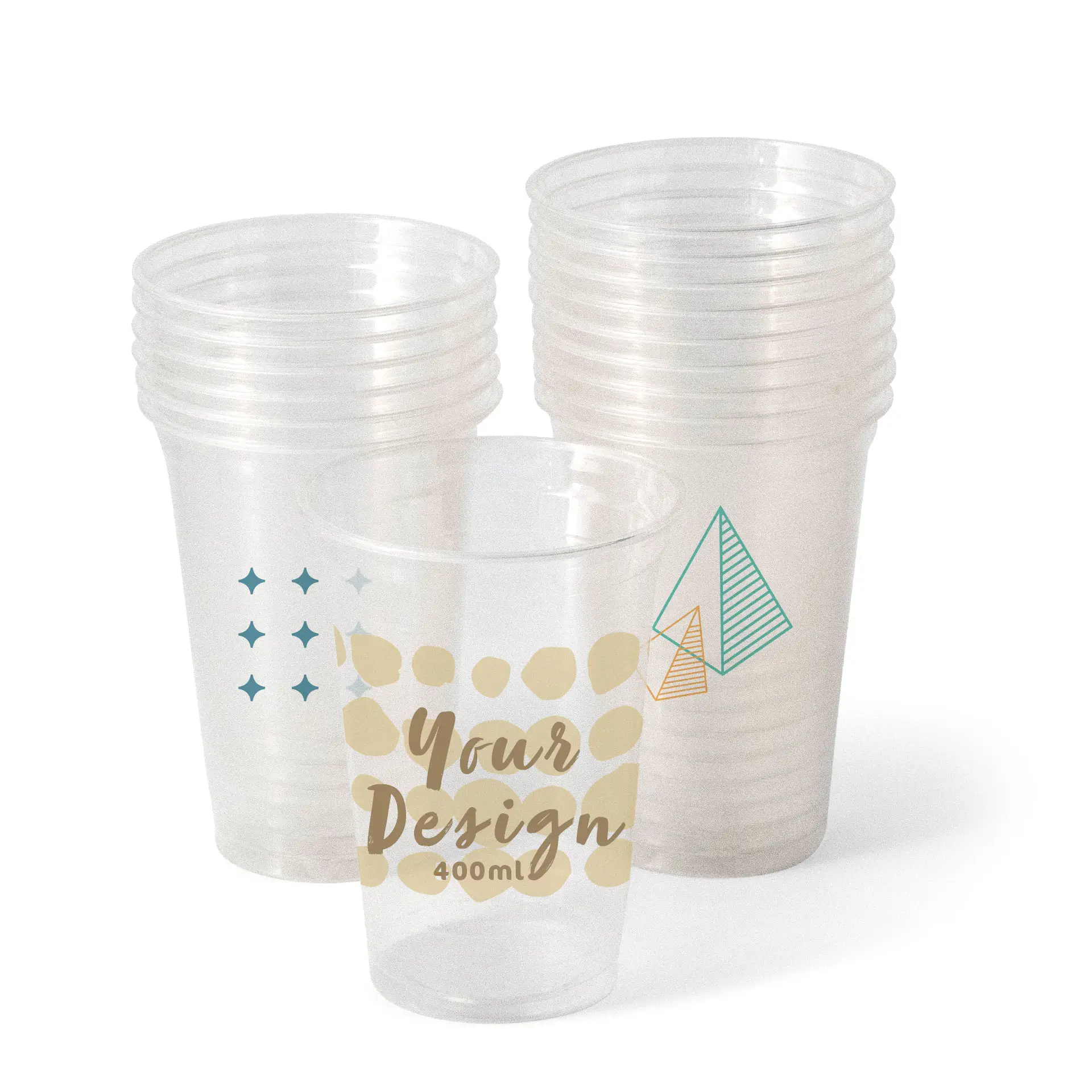 Un cup in PLA trasparente con design personalizzati; diversi bicchieri simili impilati dietro, adatti per bevande fredde.