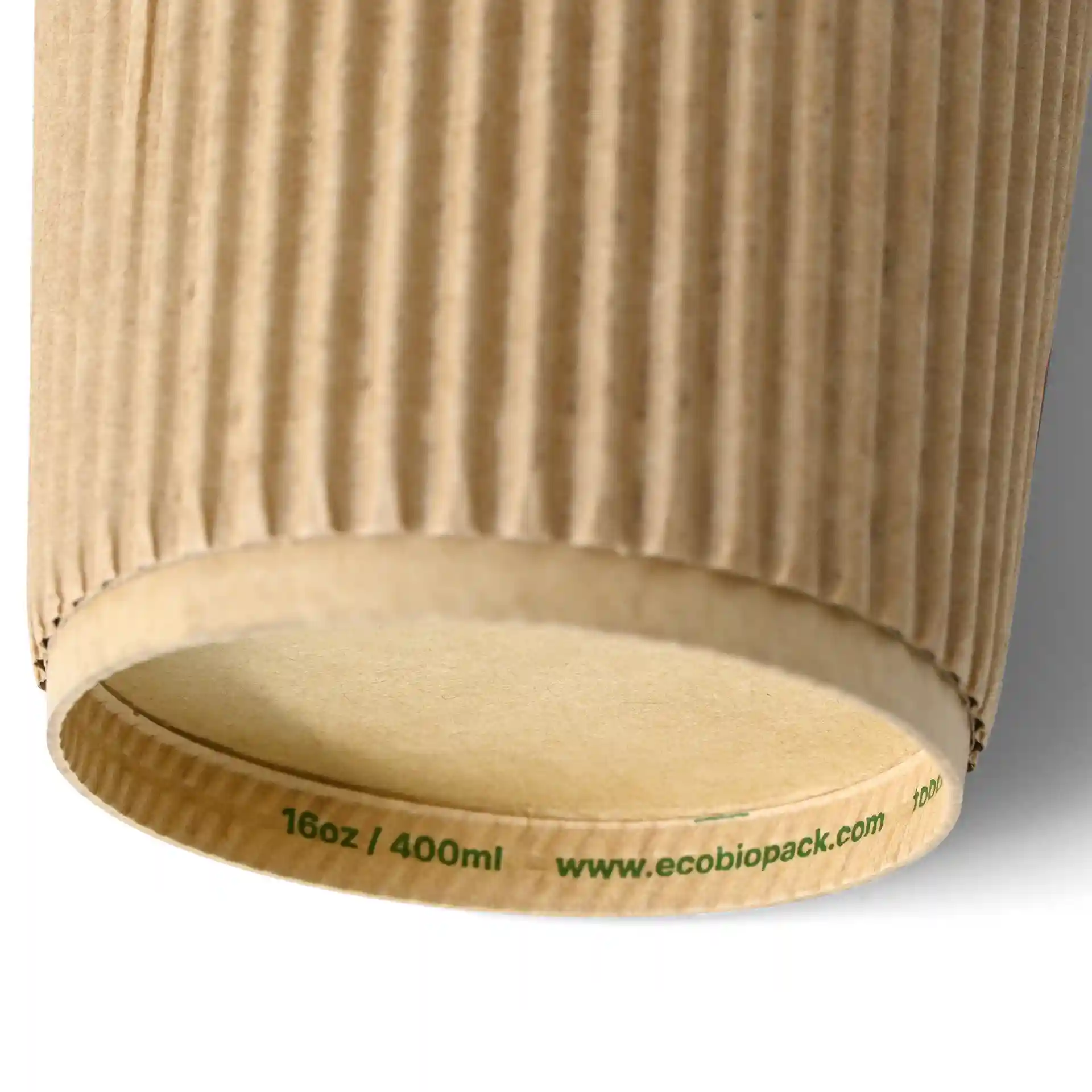 Gobelet en papier kraft nervuré d'un diamètre de 90 mm et d'une base visible montrant une capacité de 16 oz.