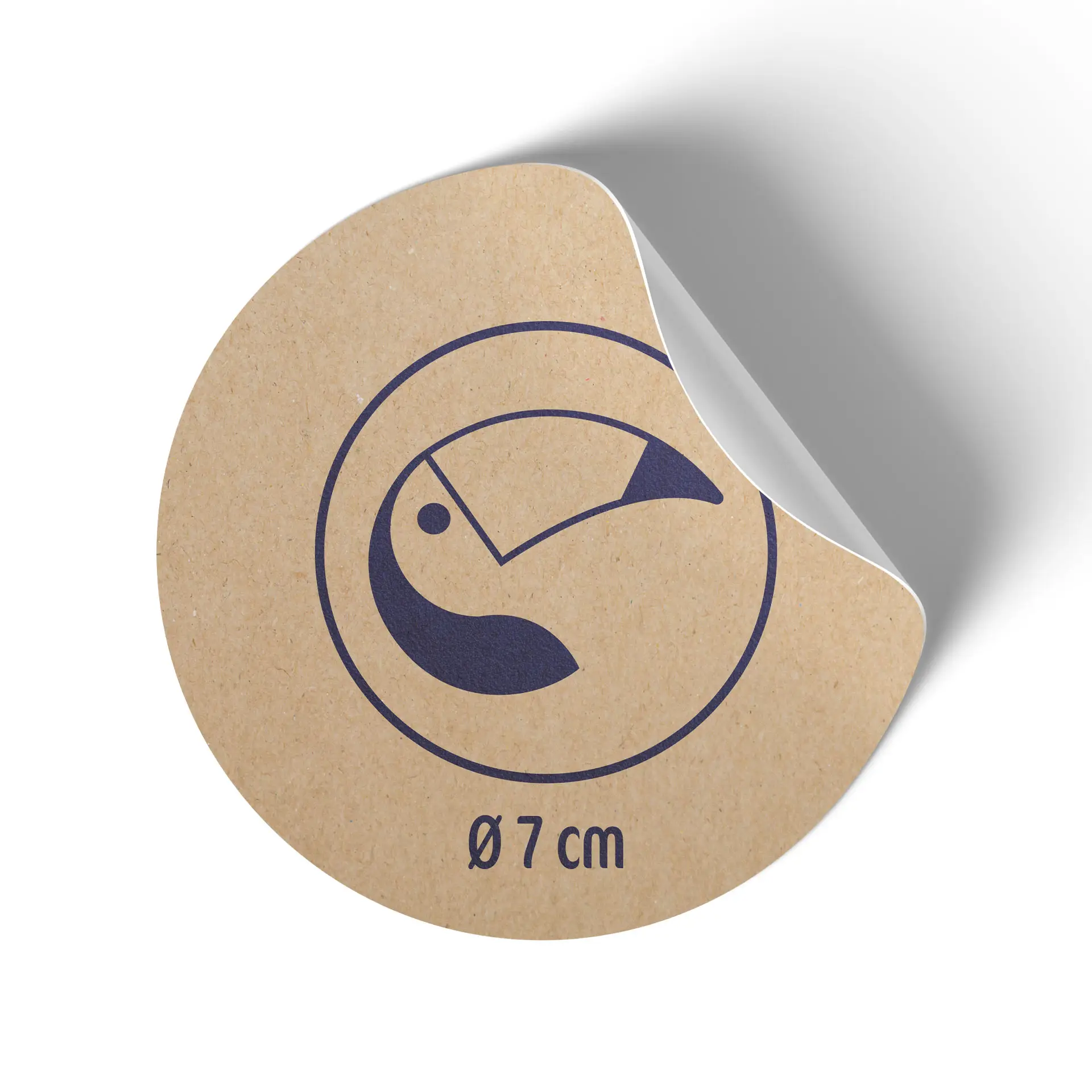Coaster en papier kraft rond avec illustration de toucan ; diamètre de 7 cm ; bord légèrement recourbé.