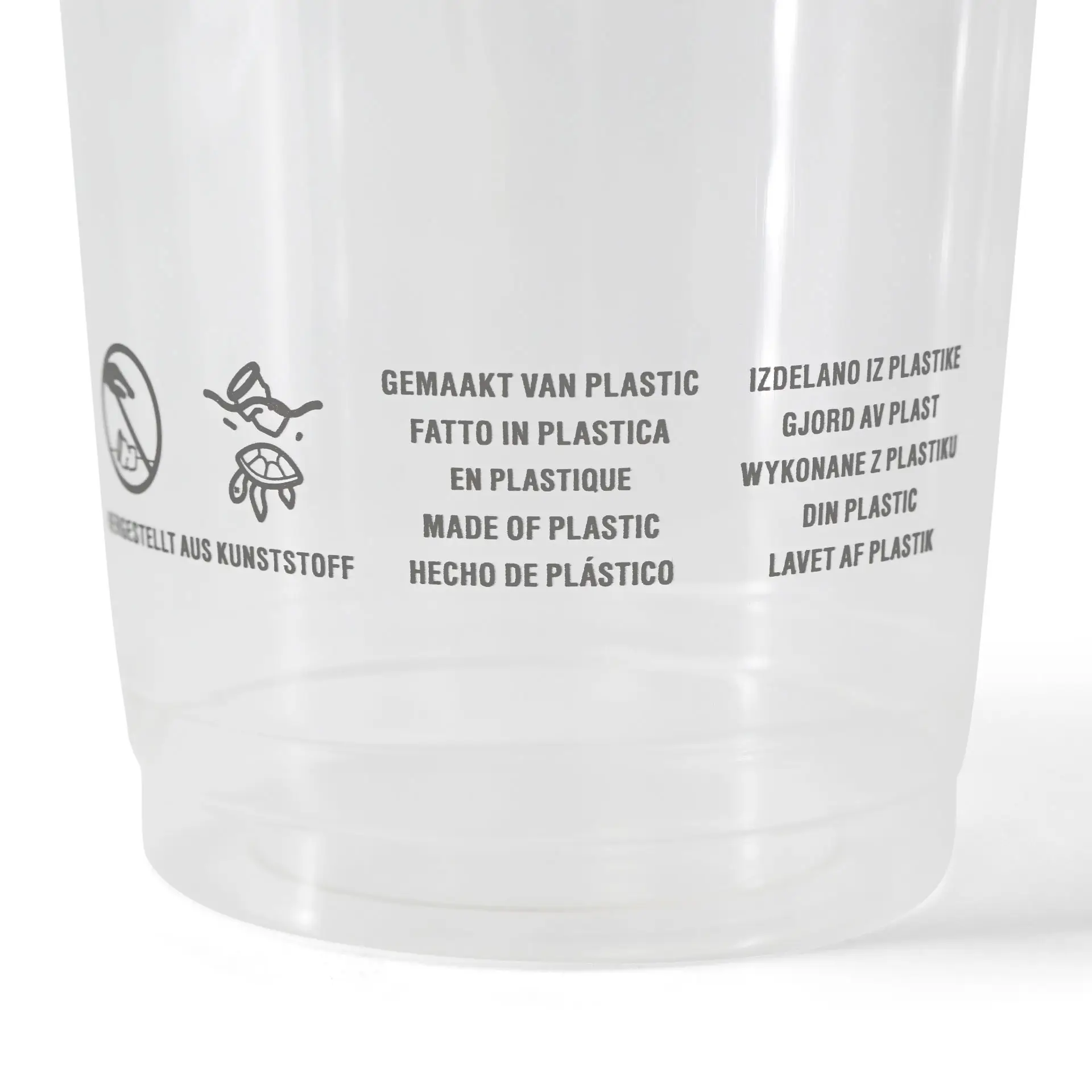 Klarer Plastikbecher mit bedrucktem mehrsprachigem Text und Symbolen, die Material- und Gebrauchsanweisungen anzeigen.