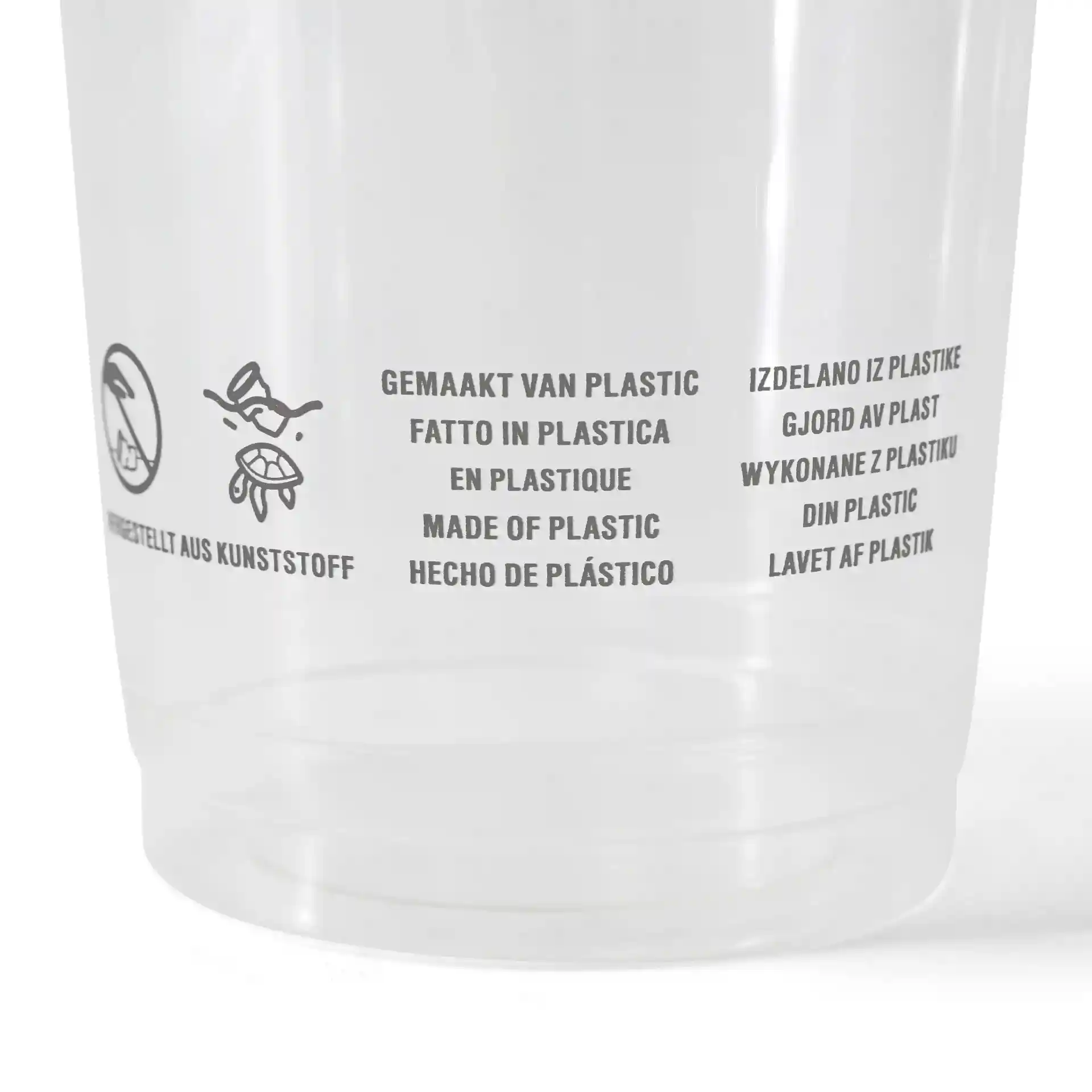 Klarer Plastikbecher mit bedrucktem mehrsprachigem Text und Symbolen, die Material- und Gebrauchsanweisungen anzeigen.