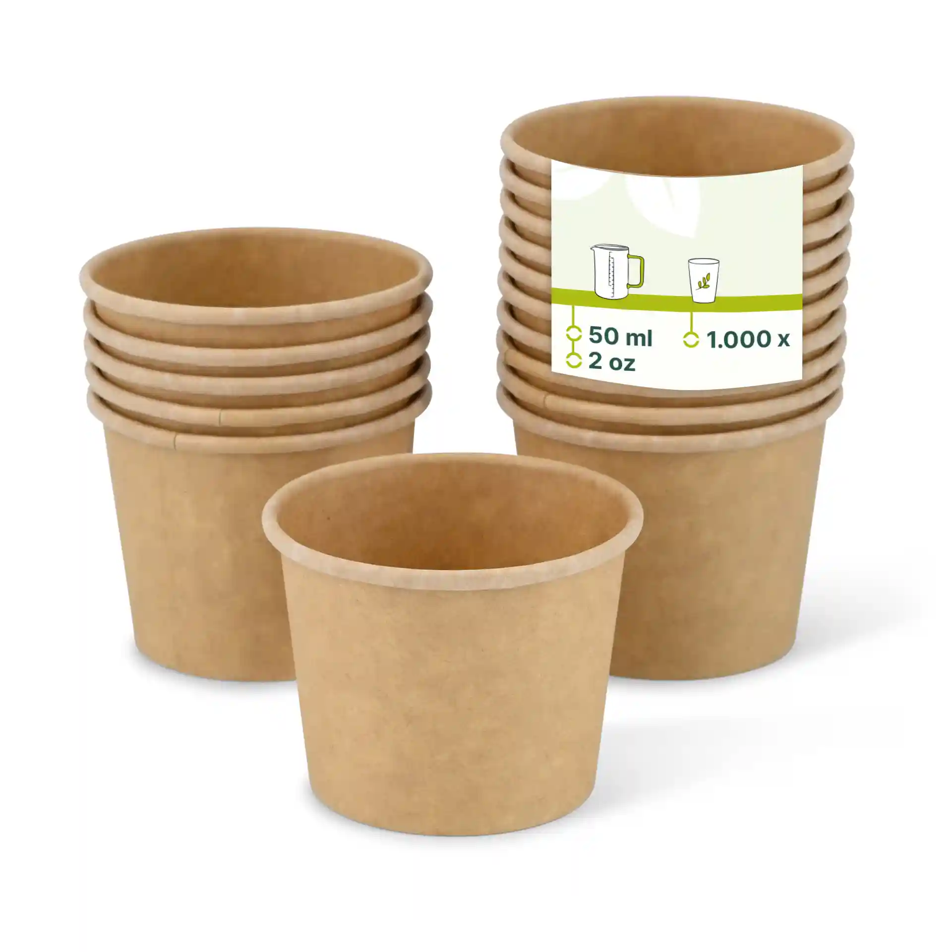 Bicchieri di carta marrone impilati, con un bicchiere davanti che mostra un rivestimento ecologico e un'etichetta con segni.