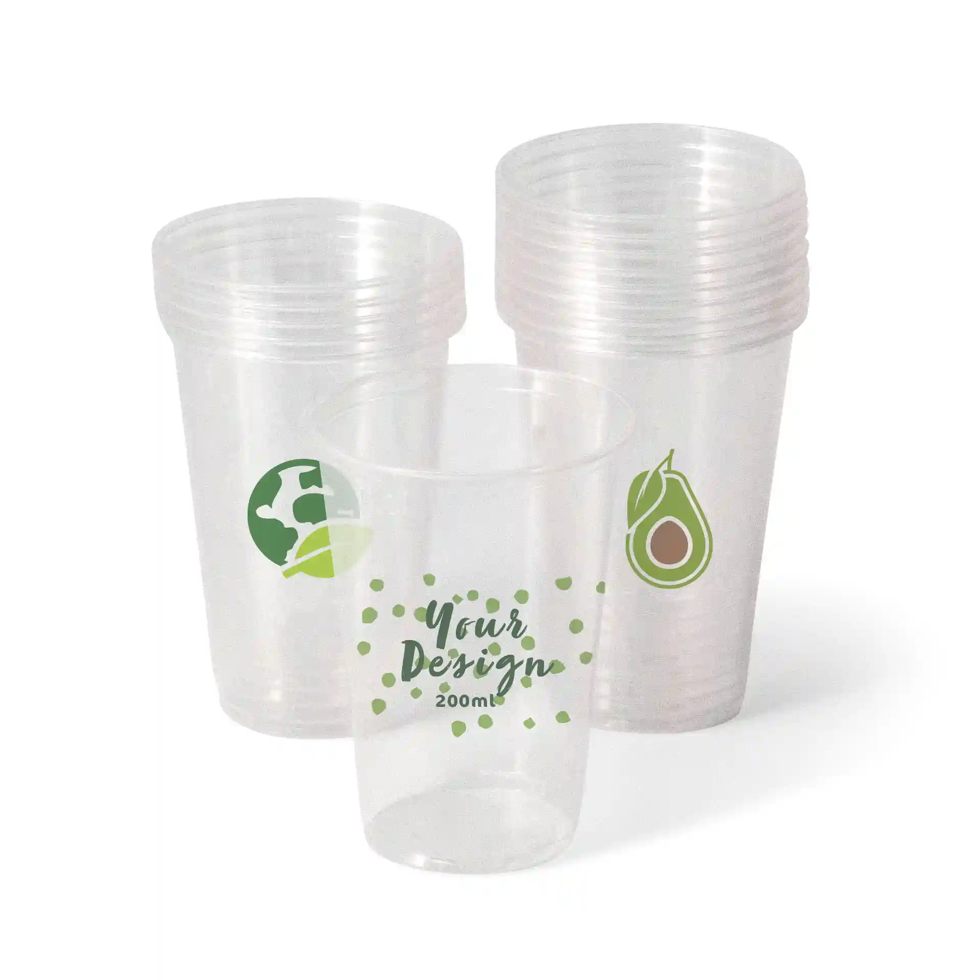 Bicchieri PLA trasparenti da 8 oz con design stampati, tra cui un globo e un avocado, impilati con un bicchiere davanti.