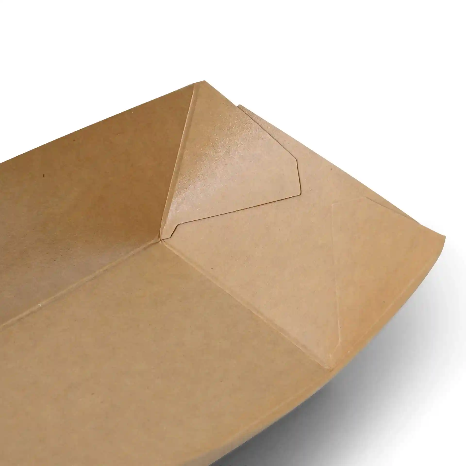 Vassoio per snack in cartone marrone con angoli piegati, misura 17 x 12 x 4 cm, mostrato da una vista angolata.