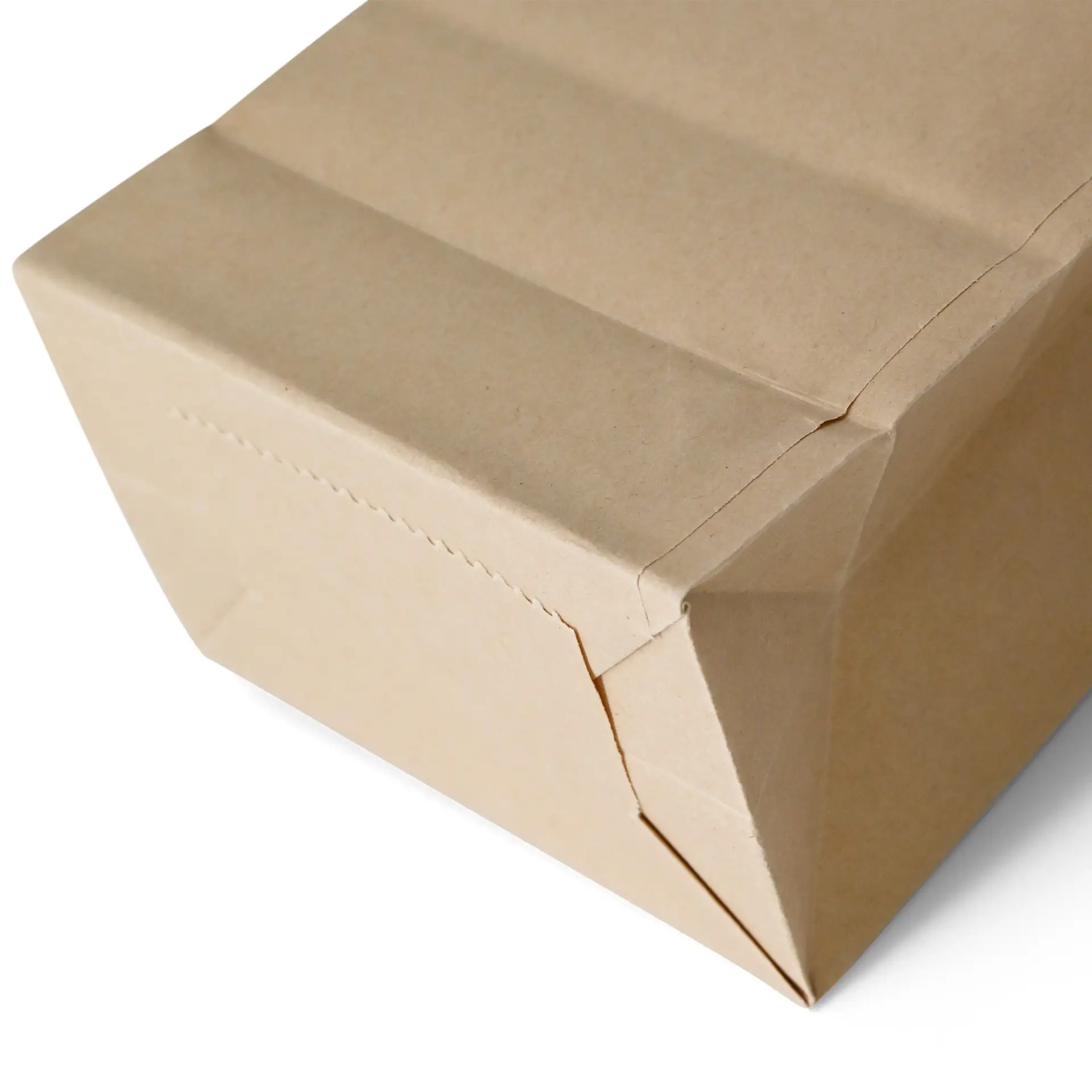 Braune Kraftpapier-Bodenbeutel mit Fenster und Zinnverschluss, aus schräger Sicht gezeigt.