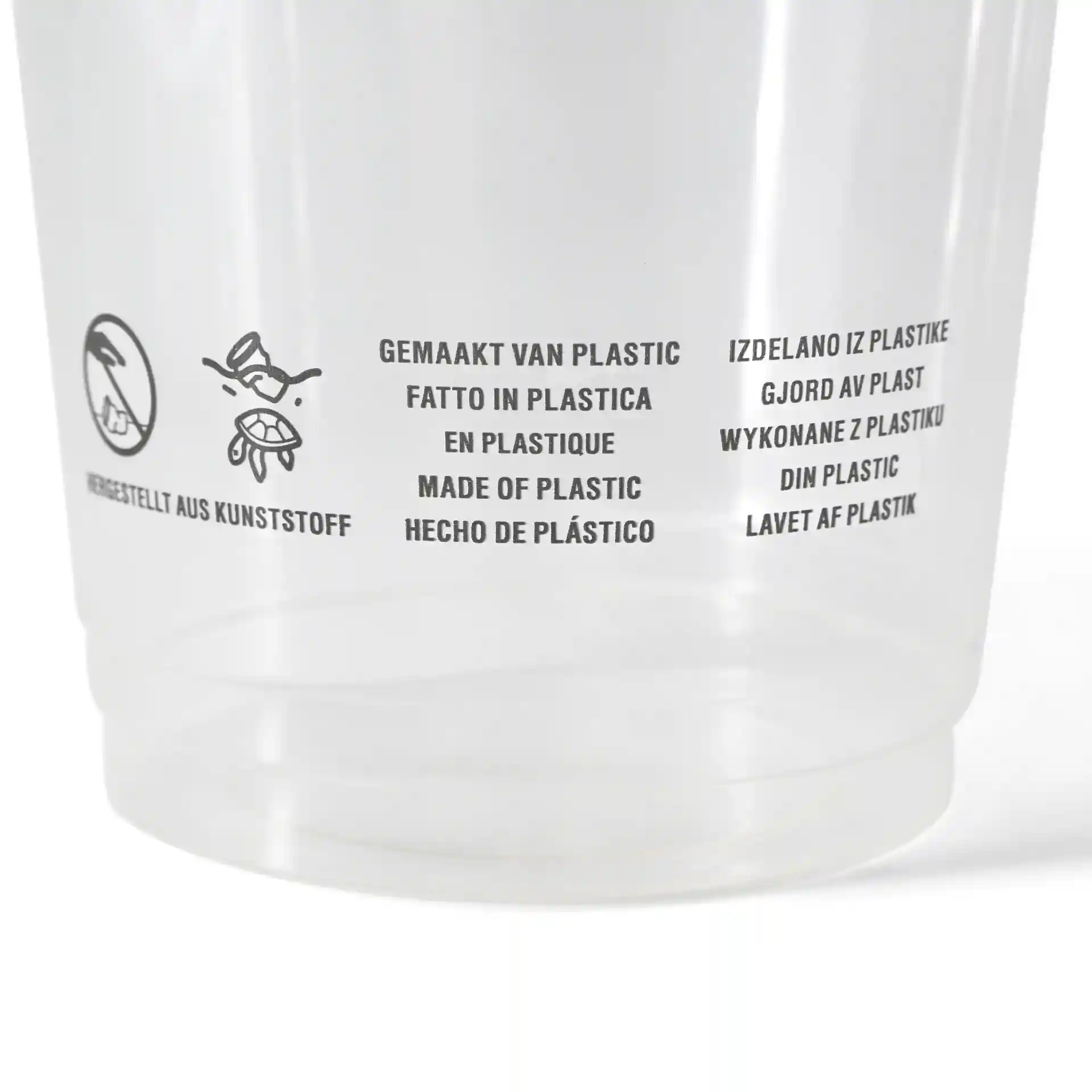 Klarer Plastikbecher mit bedrucktem mehrsprachigem Text über Material und Symbole an der Seite.