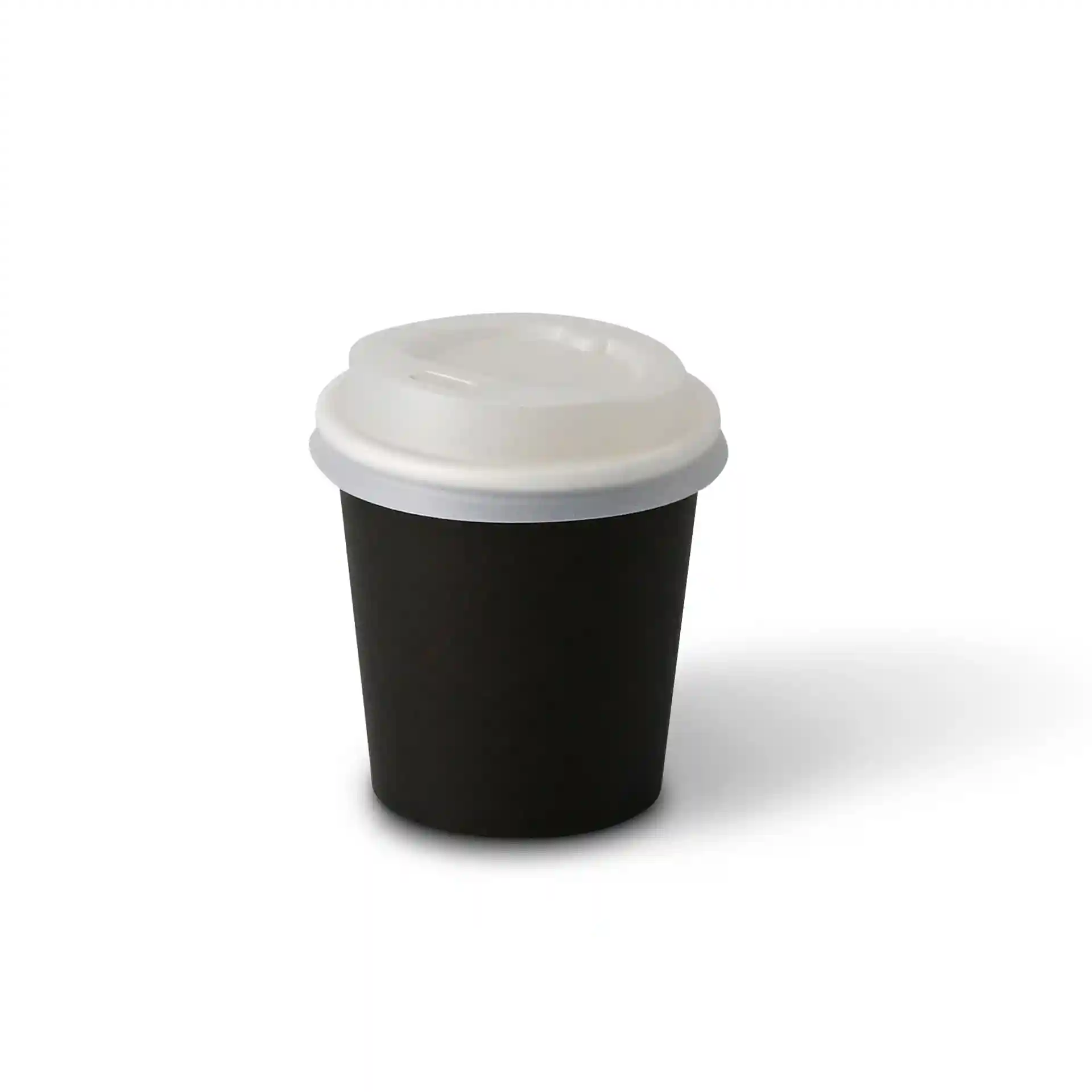 Gobelet en papier noir avec un couvercle blanc, capacité de 100 ml, construction simple paroi, diamètre de 62 mm.