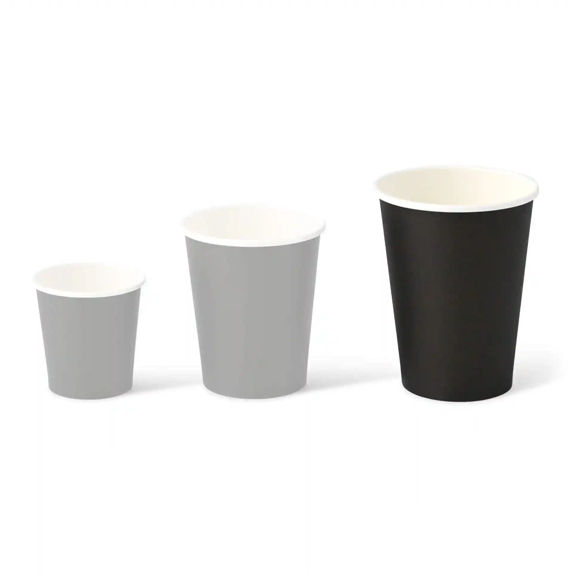 Tre bicchieri di carta di diverse dimensioni: uno piccolo grigio, uno medio grigio e uno grande nero con interno bianco.