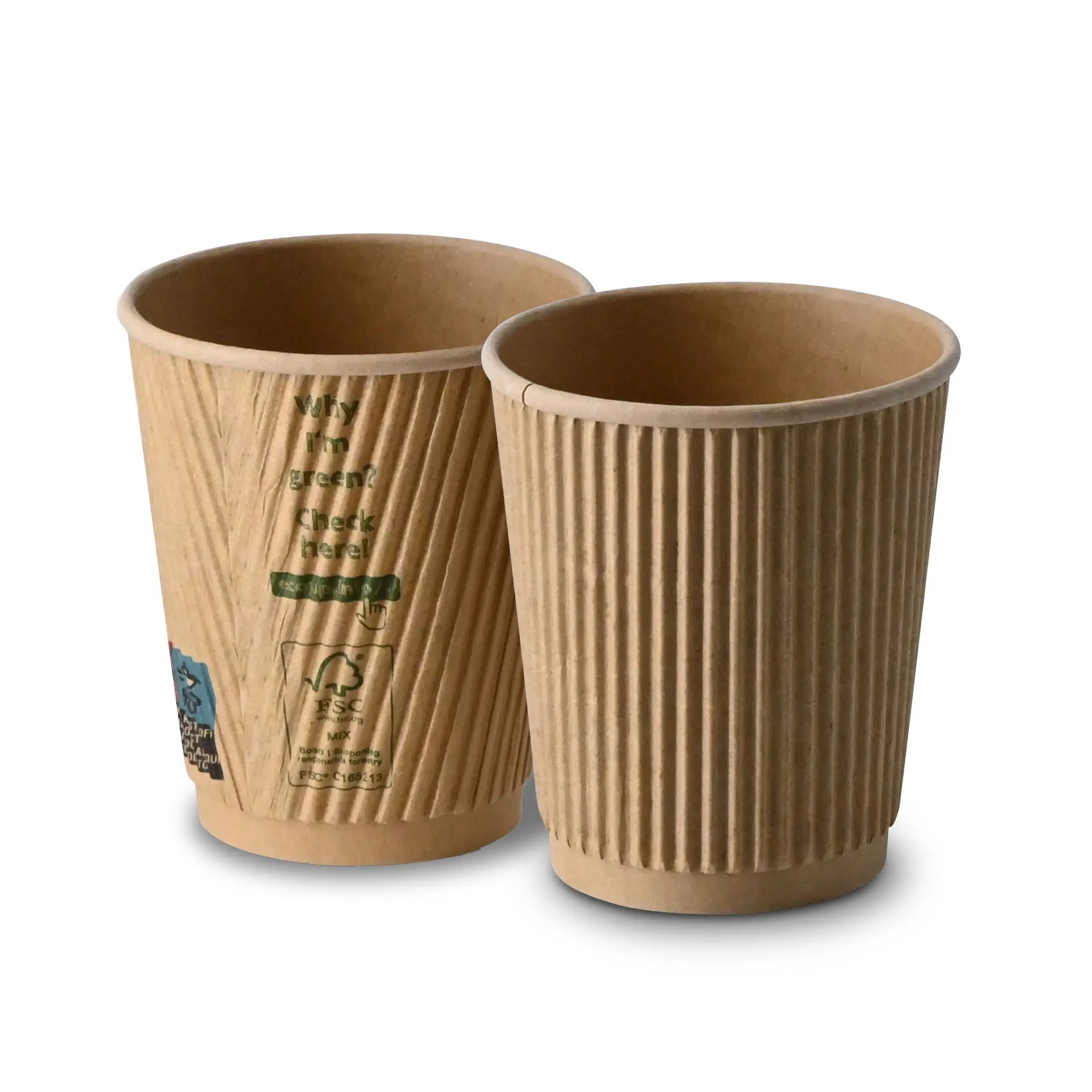 Ein 8 oz brauner, gerippter, Einwegkaffeebecher mit PLA-Beschichtung; ein weiterer ähnlicher Becher mit Etikett, das QR-Code und Nachhaltigkeitsinfos zeigt.