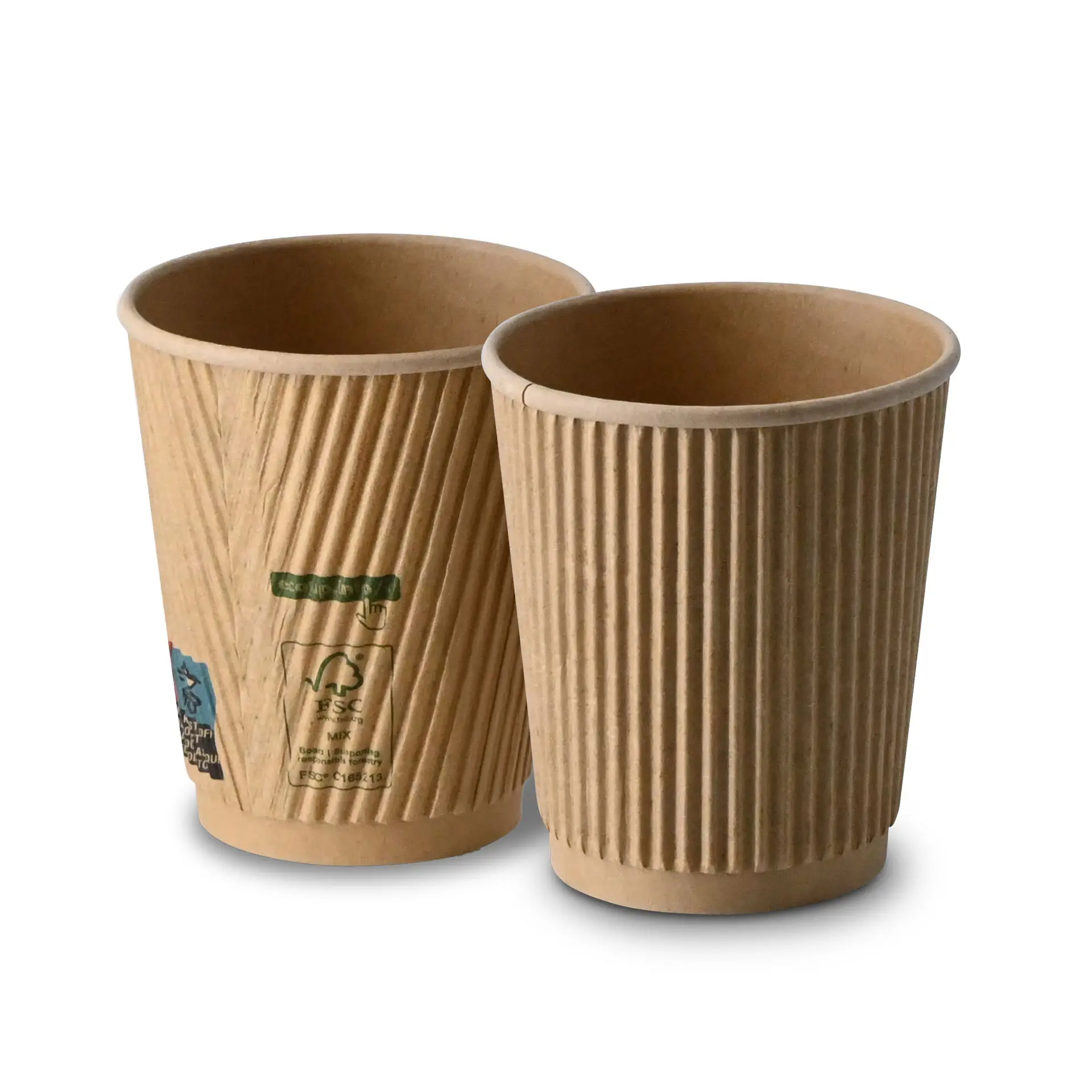 Ein 8 oz brauner, gerippter, Einwegkaffeebecher mit PLA-Beschichtung; ein weiterer ähnlicher Becher mit Etikett, das QR-Code und Nachhaltigkeitsinfos zeigt.