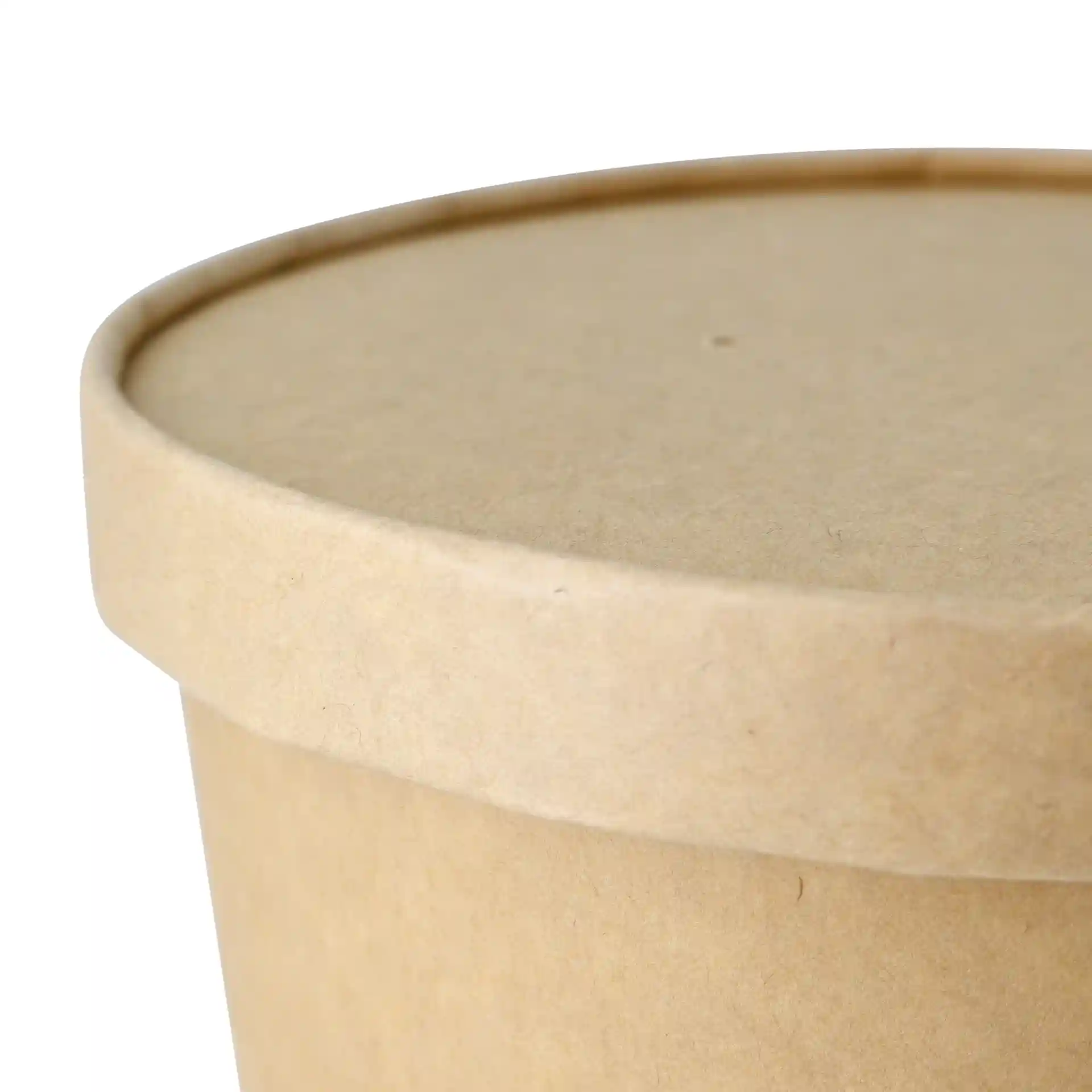 Primo piano di un contenitore rotondo in cartone marrone con coperchio piatto, che mostra il bordo e la texture della superficie.