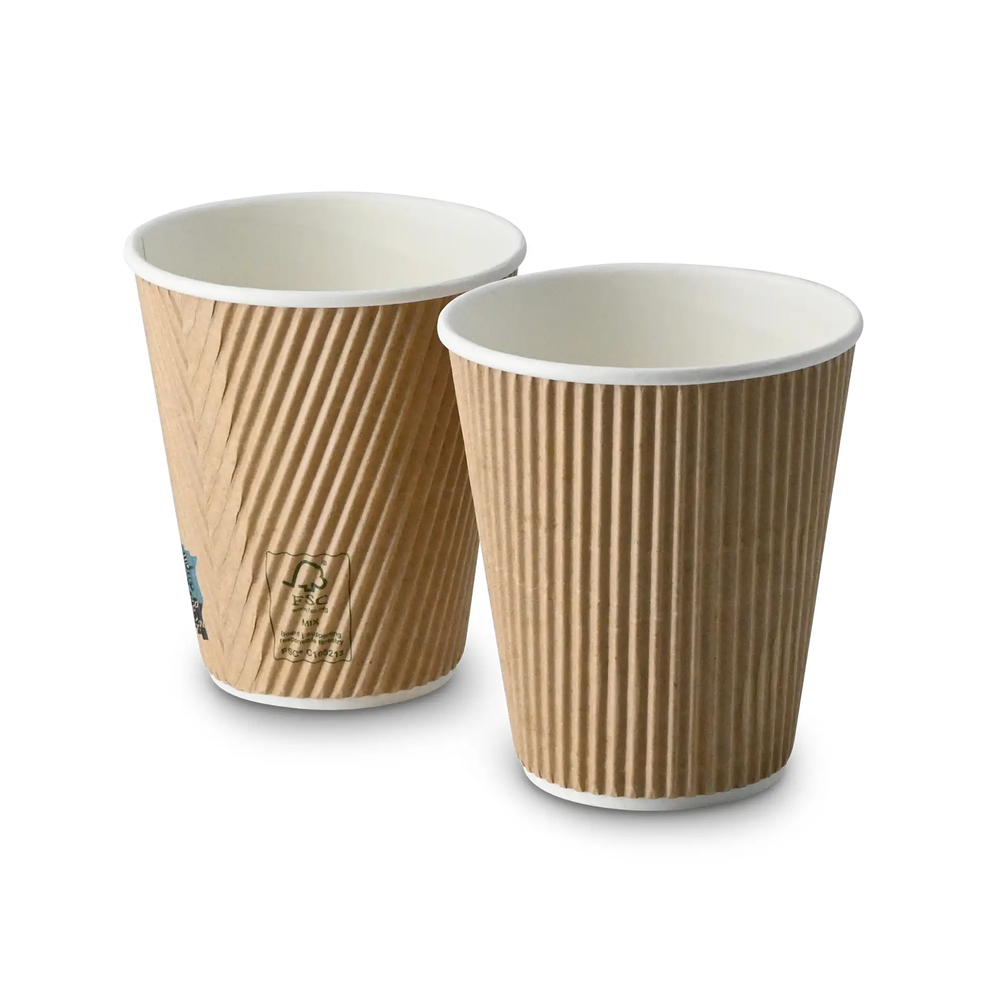 Un gobelet à café en papier ondulé biodégradable marron avec un intérieur blanc ; un autre gobelet similaire partiellement visible derrière.
