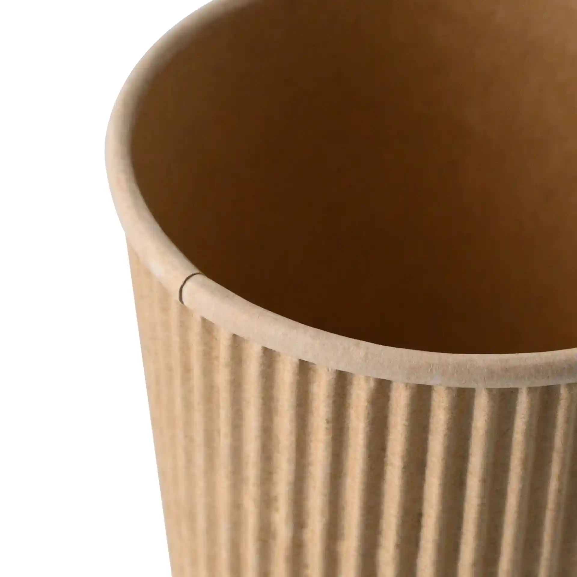 Gros plan sur un gobelet en papier kraft avec texture nervurée, montrant l'intérieur et le bord supérieur.