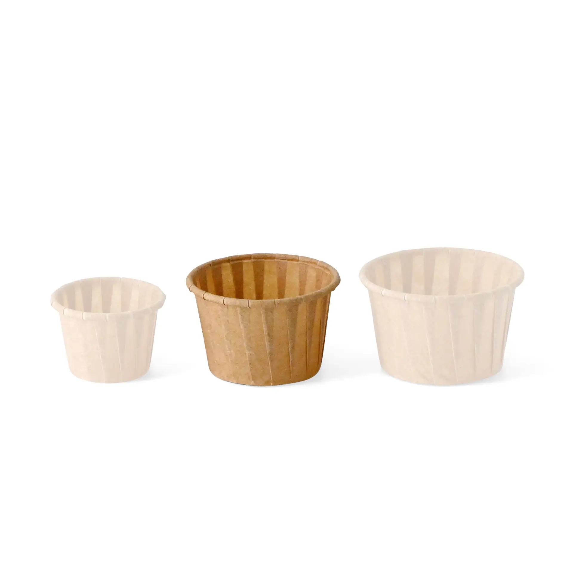 Trois gobelets en papier marron de tailles variées, conçus pour les dips et sauces, en matériau biodégradable.