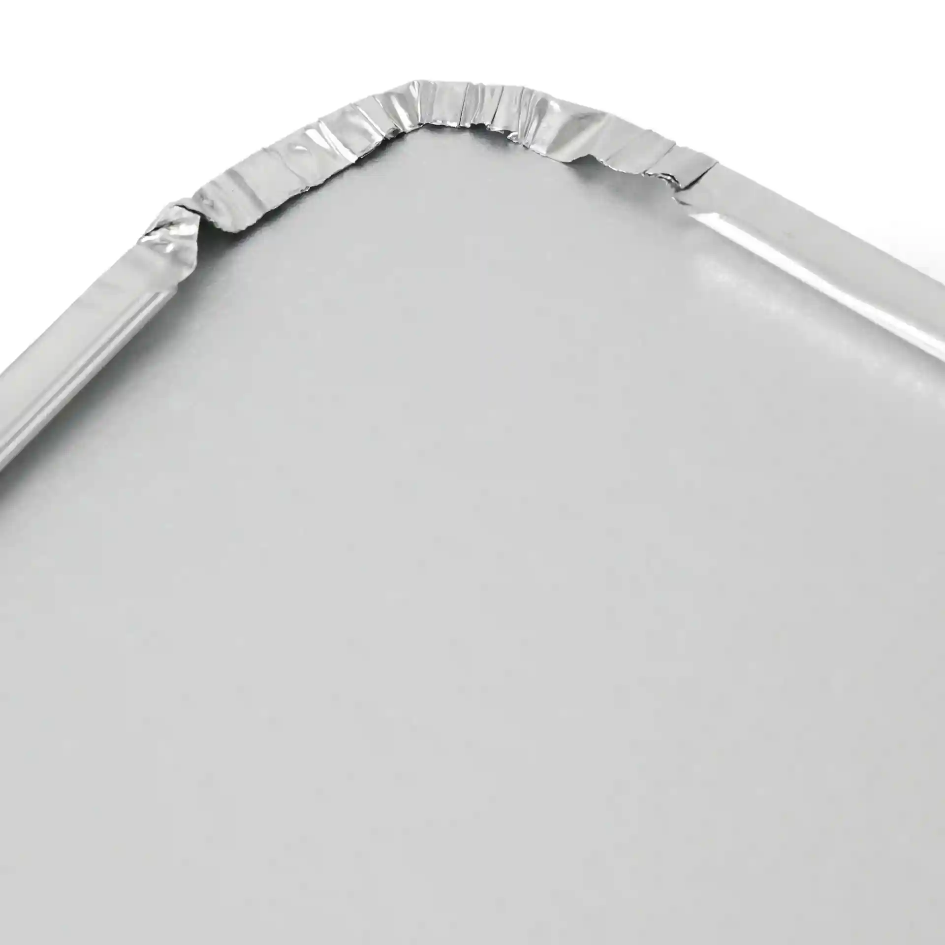 Nahaufnahme eines Aluminiumkartondeckels mit gewelltem Rand, entworfen für einen 650 ml rechteckigen Behälter.