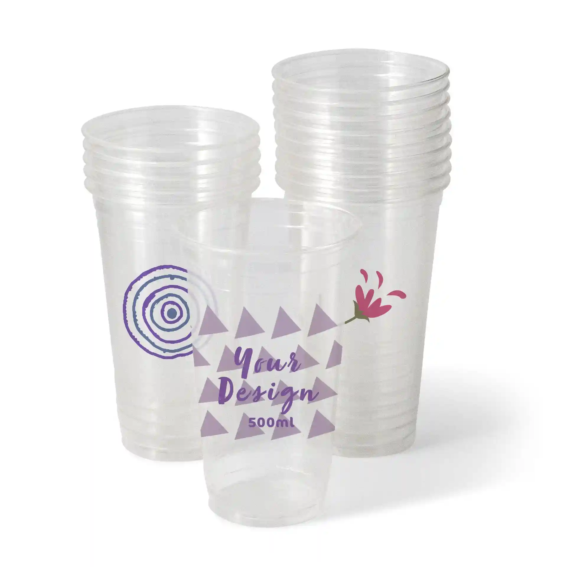 Bicchieri di plastica trasparente con vari design stampati, tra cui forme geometriche ed elementi floreali, impilati.