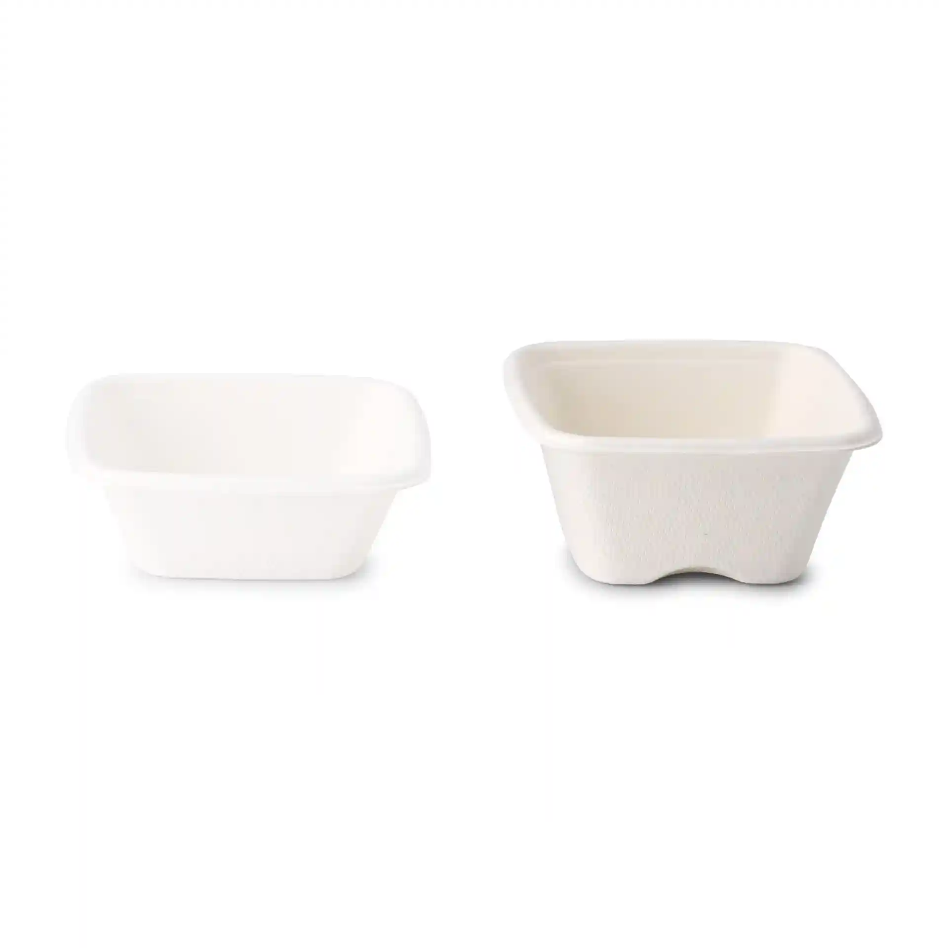 Immagine di due bicchieri quadrati bianchi in bagasse, uno più grande dell'altro, su uno sfondo semplice.