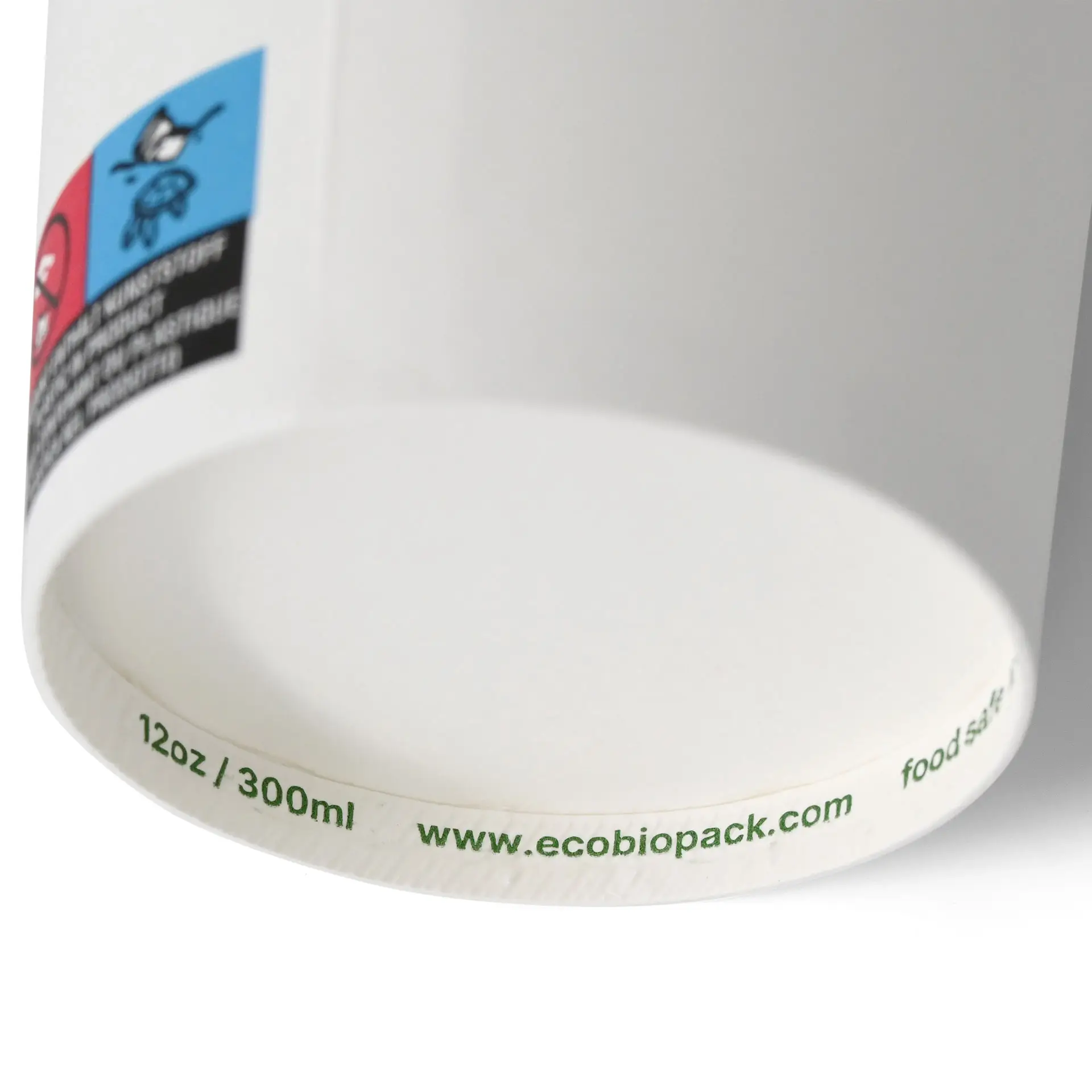 Bicchiere bianco con un diametro di 90 mm e un'altezza di 112 mm, con un'etichetta per 300 ml.