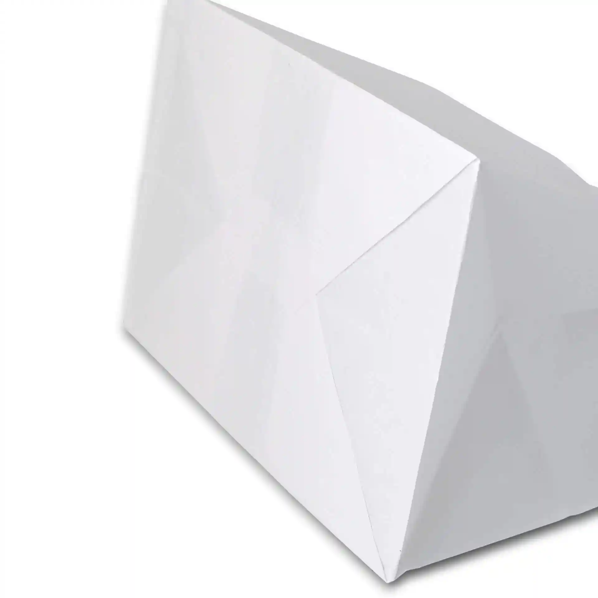 Borsa in carta kraft bianca con base ampia, mostra un angolo piegato e vista inclinata.