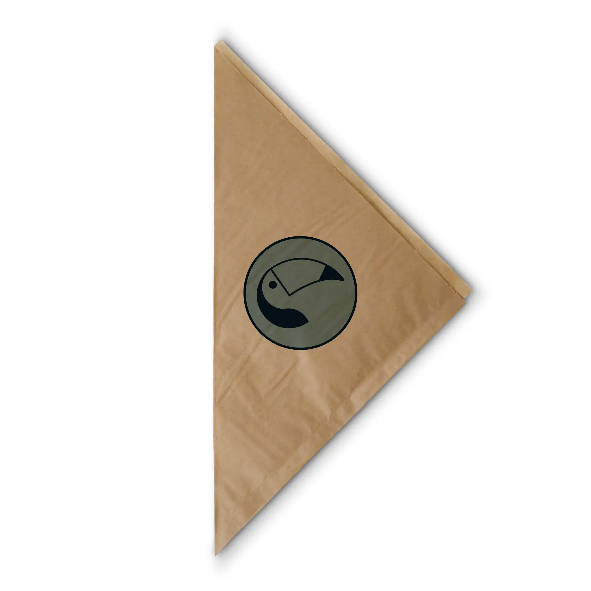 Sacchetto a cono di carta marrone con un logo circolare che presenta un tucano stilizzato; adatto per patatine e snack.