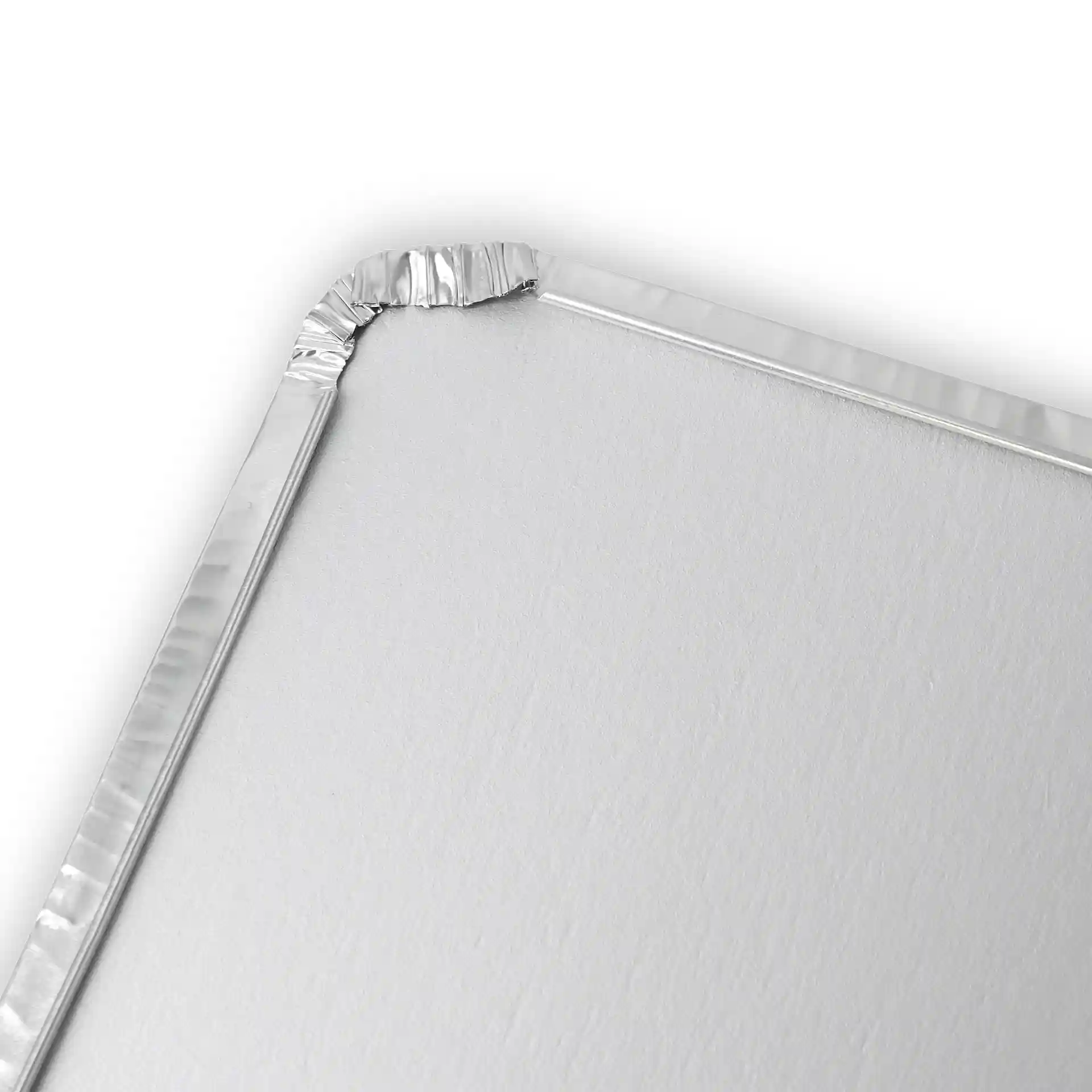 Aluminium-Pappdeckel für 845 ml Behälter, Nahaufnahme der Ecke mit umgeschlagenem Rand.