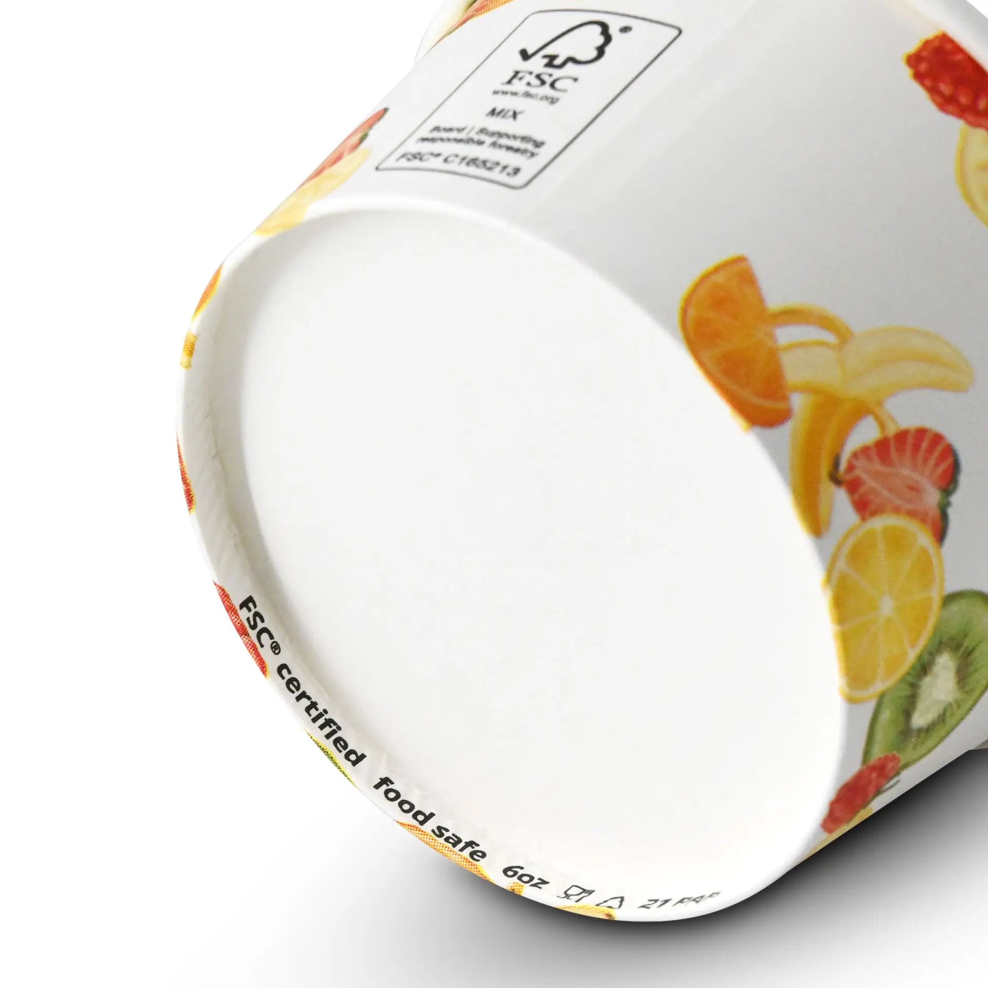 Un bicchiere di carta stampato con frutta, misura 6 oz, visto dall'alto; presenta un rivestimento per cibi caldi e freddi.