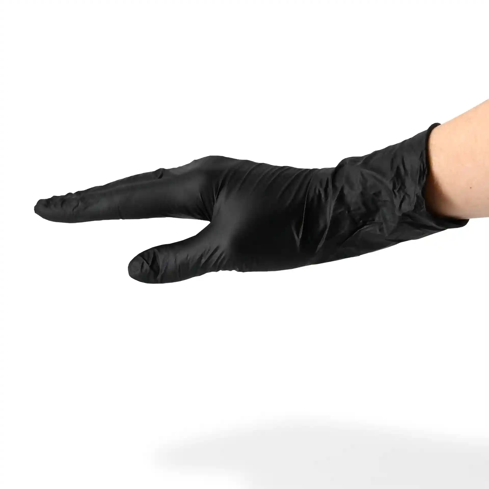 Gant en nitrile noir sur une main, montrant une position de doigt pointé, taille L, sans poudre.