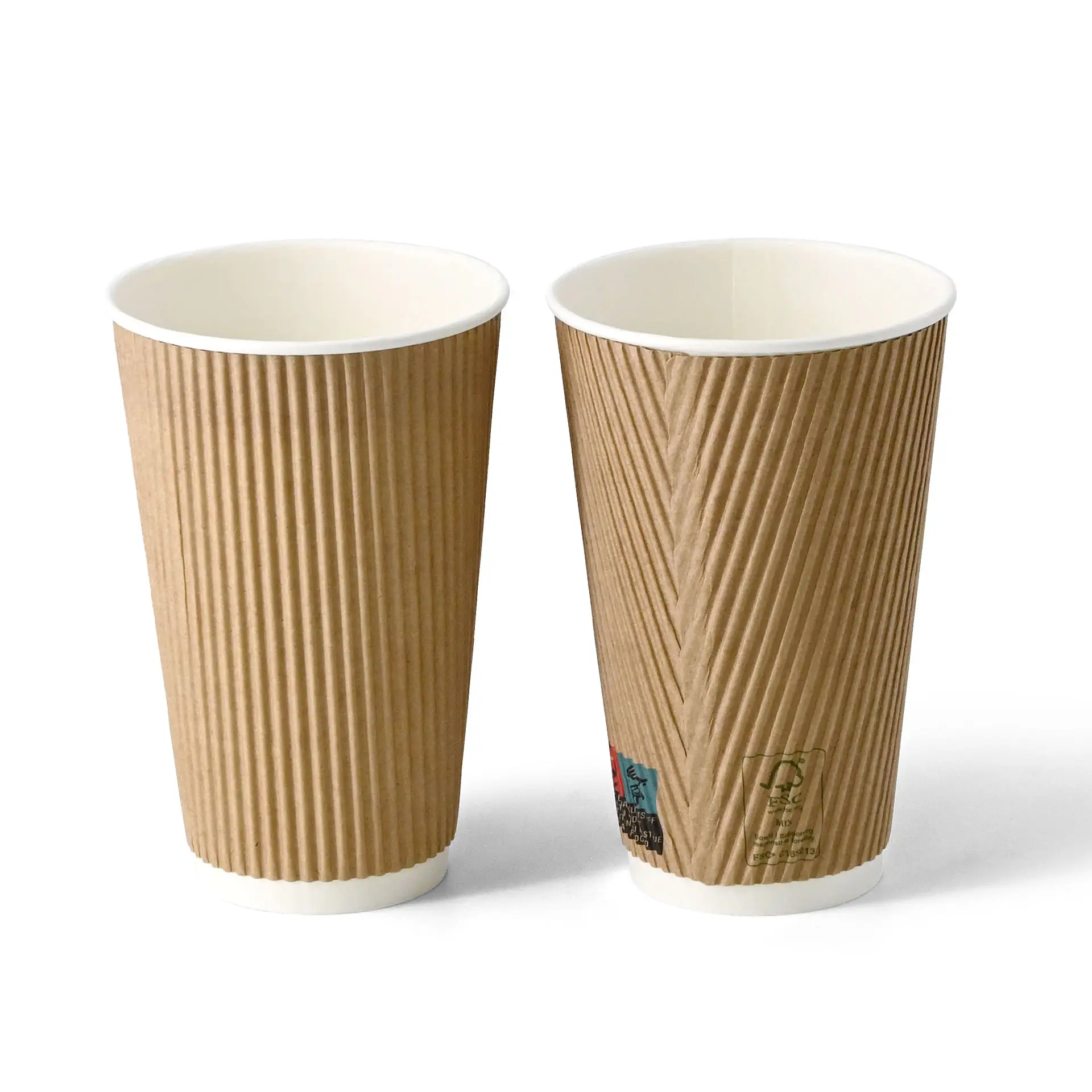 Tasse à café marron à rayures avec intérieur blanc, capacité de 16 oz et diamètre de 90 mm.