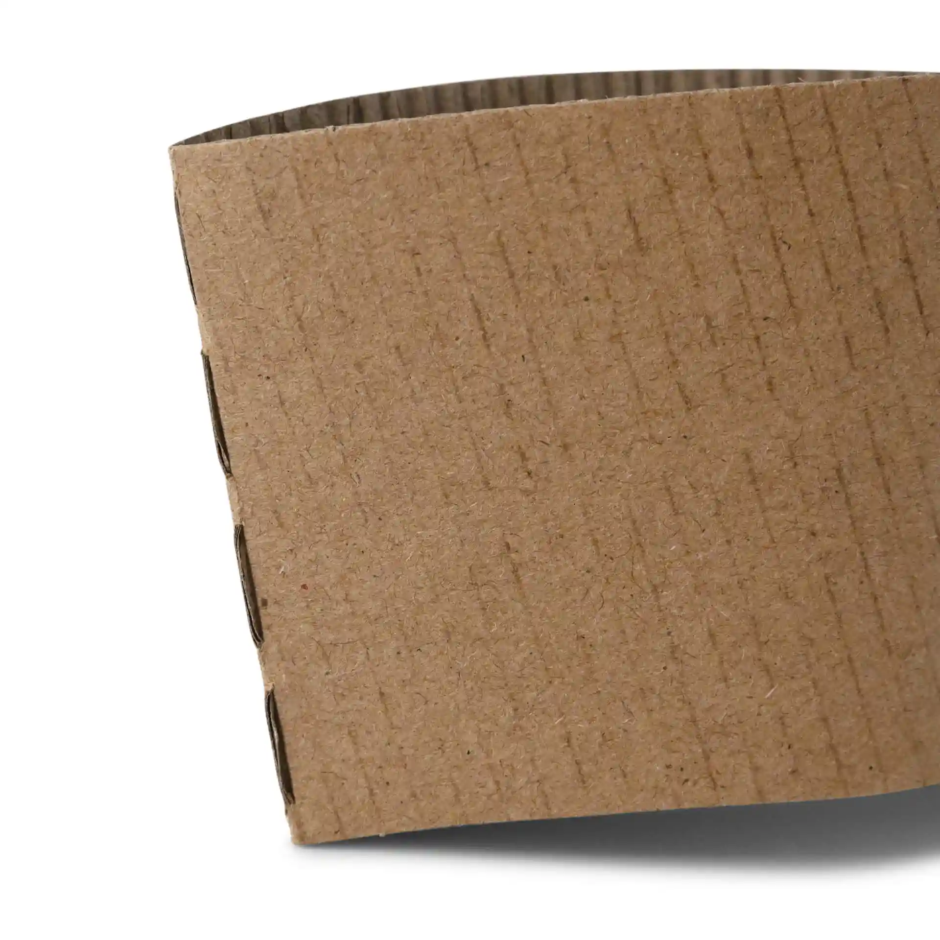 Brauner Pappbecher-Sleeve für 300/400/500 ml Papierbecher, mit strukturierten Oberflächen und abgerundetem Rand.