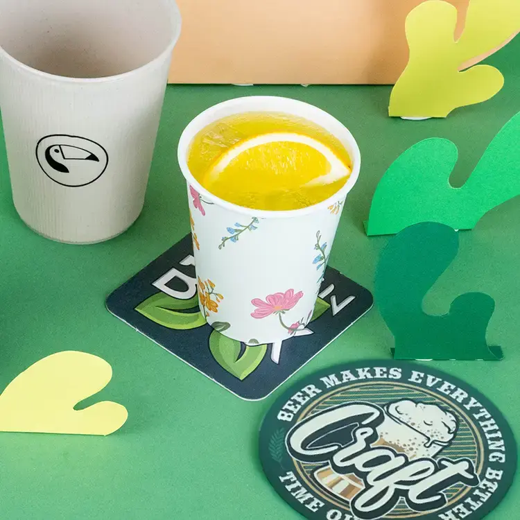 Dessous de verre avec le texte "Craft" et une illustration de bière, entouré d'éléments décoratifs et d'une boisson à la menthe.
