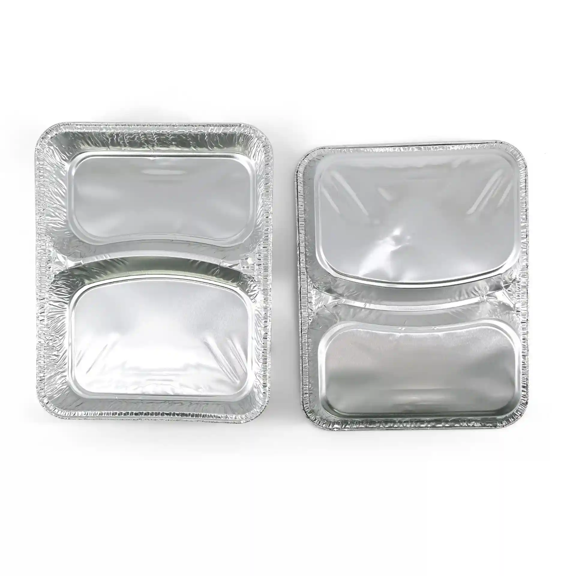 Due vassoi per pasti in alluminio rettangolari con due scomparti, misurano 22,7 x 17,7 cm.