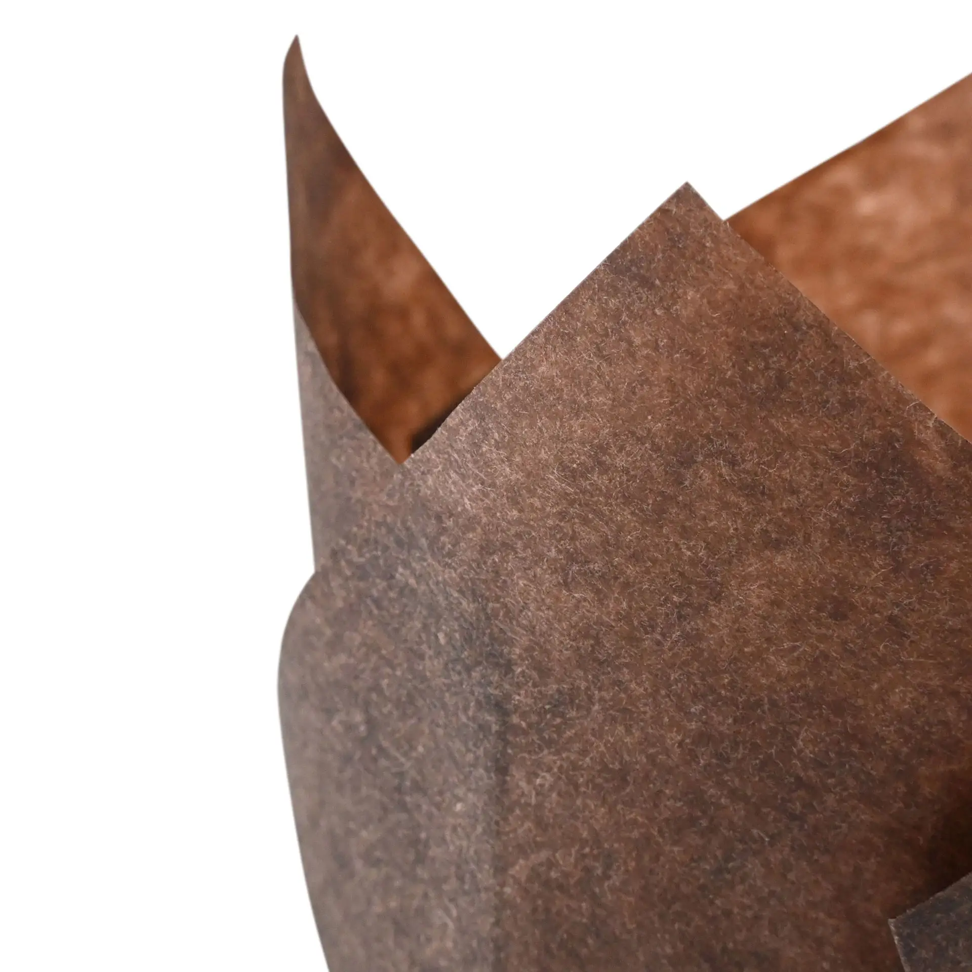 Brauner Papier-Muffinbecher mit einer Höhe von 80 mm und einem Durchmesser von 50 mm, mit strukturiertem Oberflächenbild.