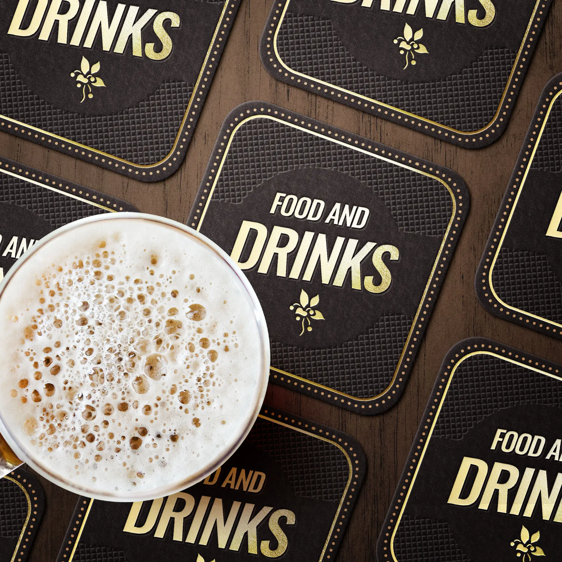 Ein Glas Bier auf bedruckten quadratischen Bieruntersetzern mit dem Text "Essen und Getränke", auf einer Holzoberfläche angeordnet.