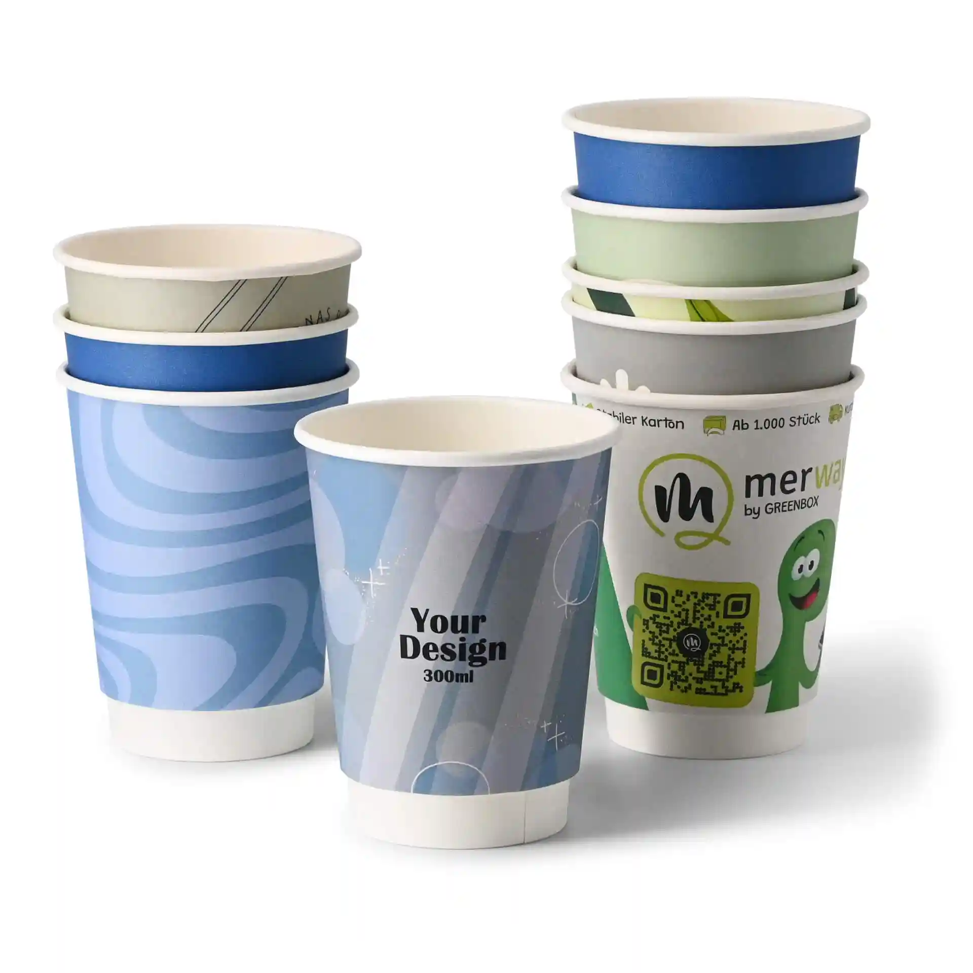 Pila di bicchieri di carta personalizzati in vari design, con una spirale blu, un blu uniforme e un bicchiere bianco con un personaggio verde.