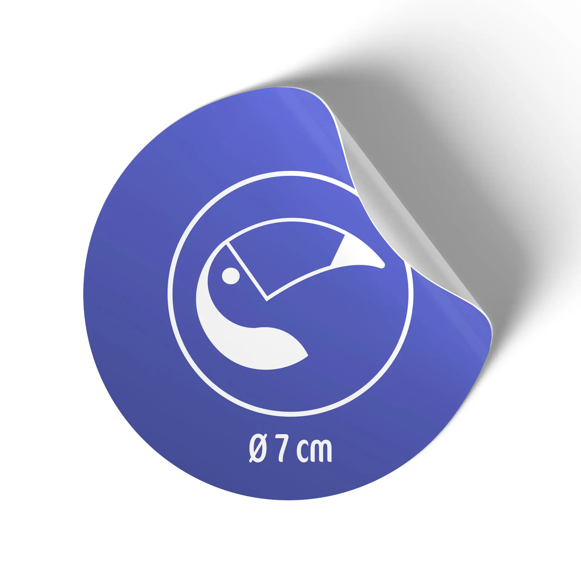 Rullo di etichette bianche lucide da 7 cm con un design che presenta una grafica circolare su sfondo blu.