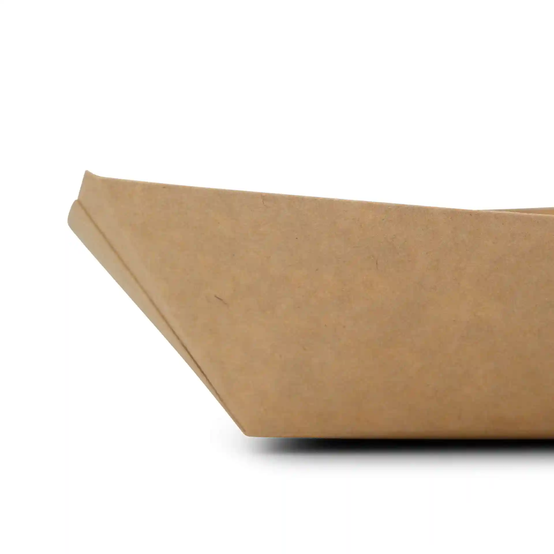 Vassoio per snack in cartone marrone con design affusolato, misura 17 x 12 x 4 cm.