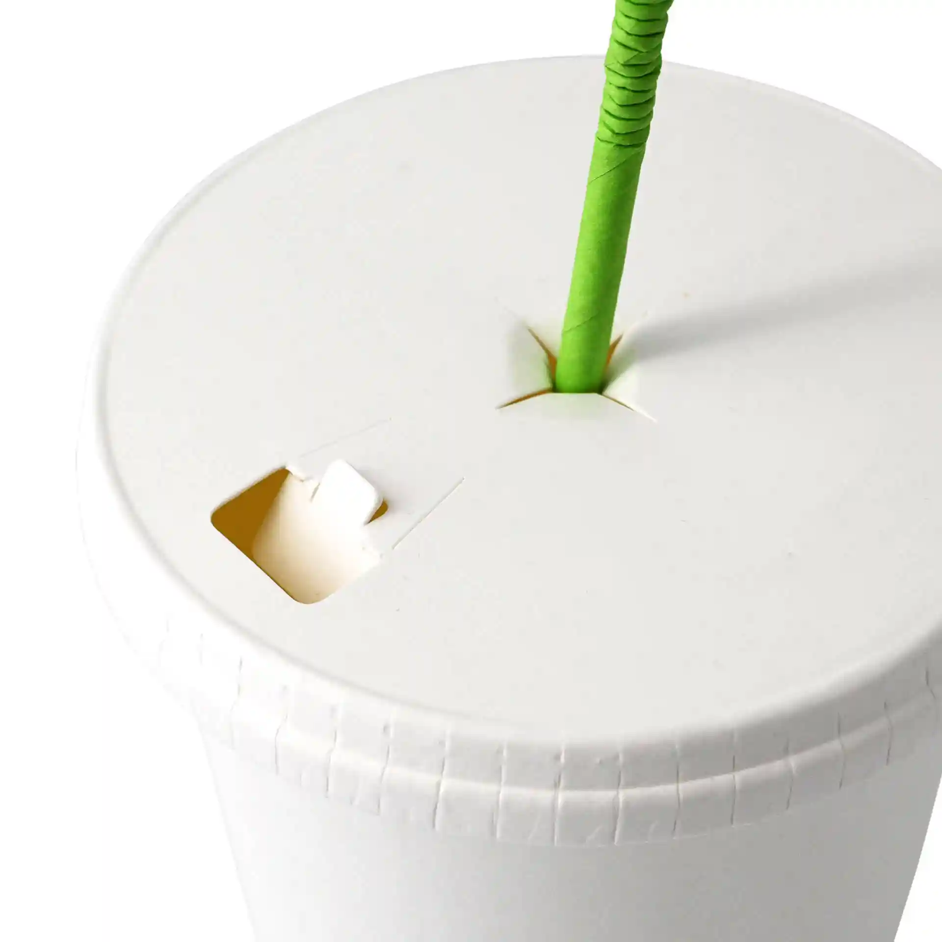 Coperchio in carta bianca con foro per cannuccia e un piccolo ritaglio, progettato per un bicchiere con un diametro di 81 mm.