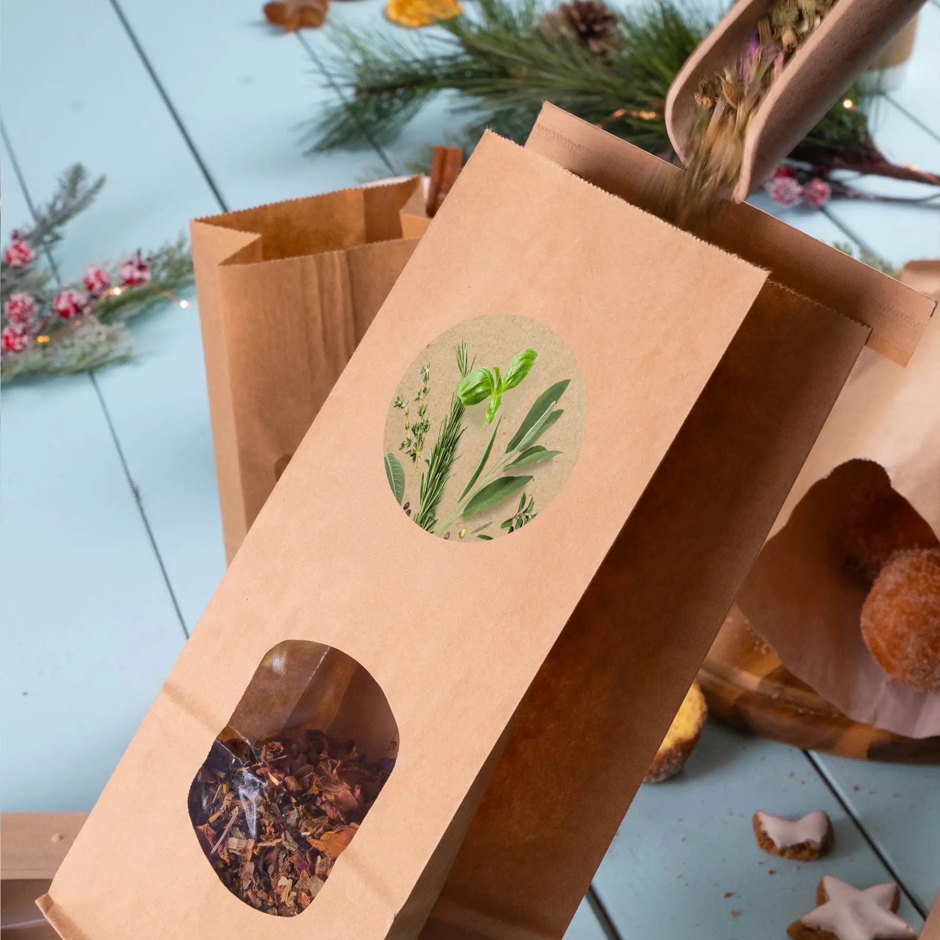 Busta in carta kraft marrone con una finestra rotonda che mostra erbe secche, etichettata con un'illustrazione botanica in alto.