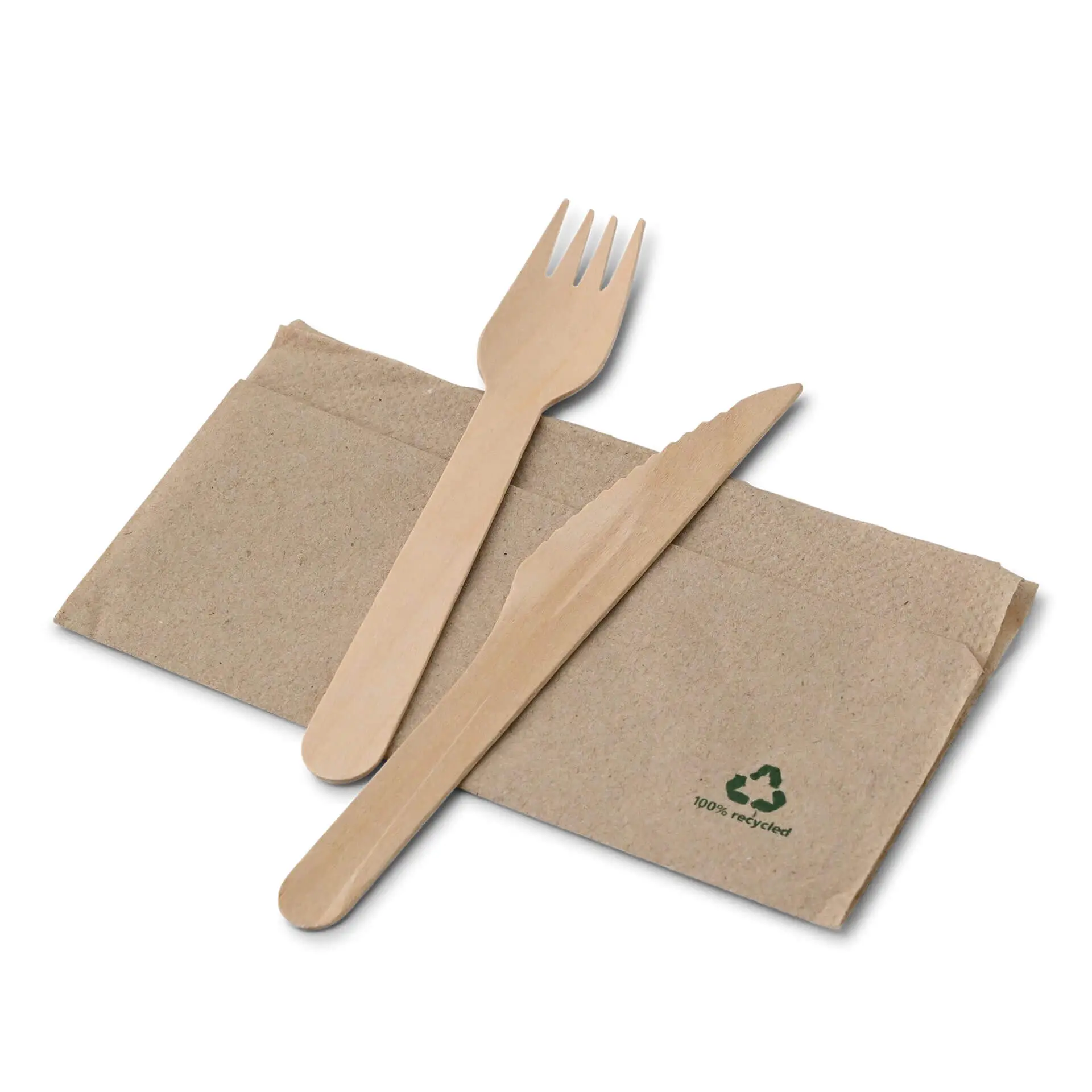 Ensemble de couverts en bois comprenant une fourchette et un couteau sur une serviette en papier rectangulaire non blanchie.